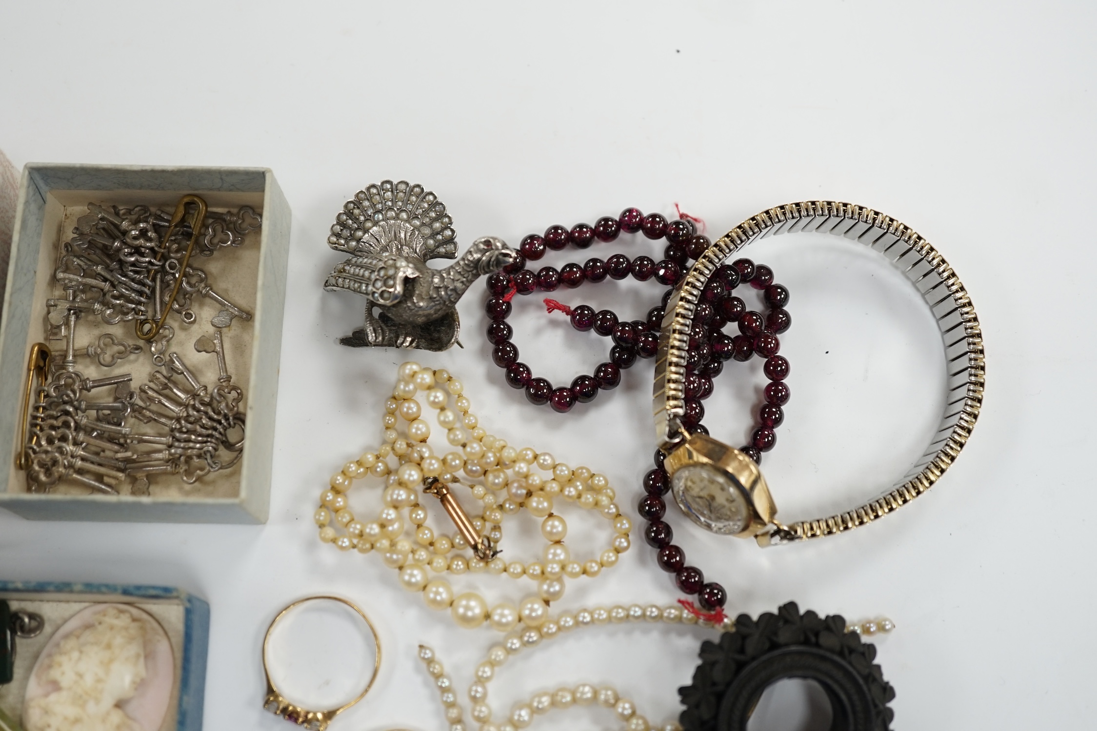 A quantity of assorted jewellery, including garner bead necklace(a.f.), unmounted stones including - Image 9 of 9