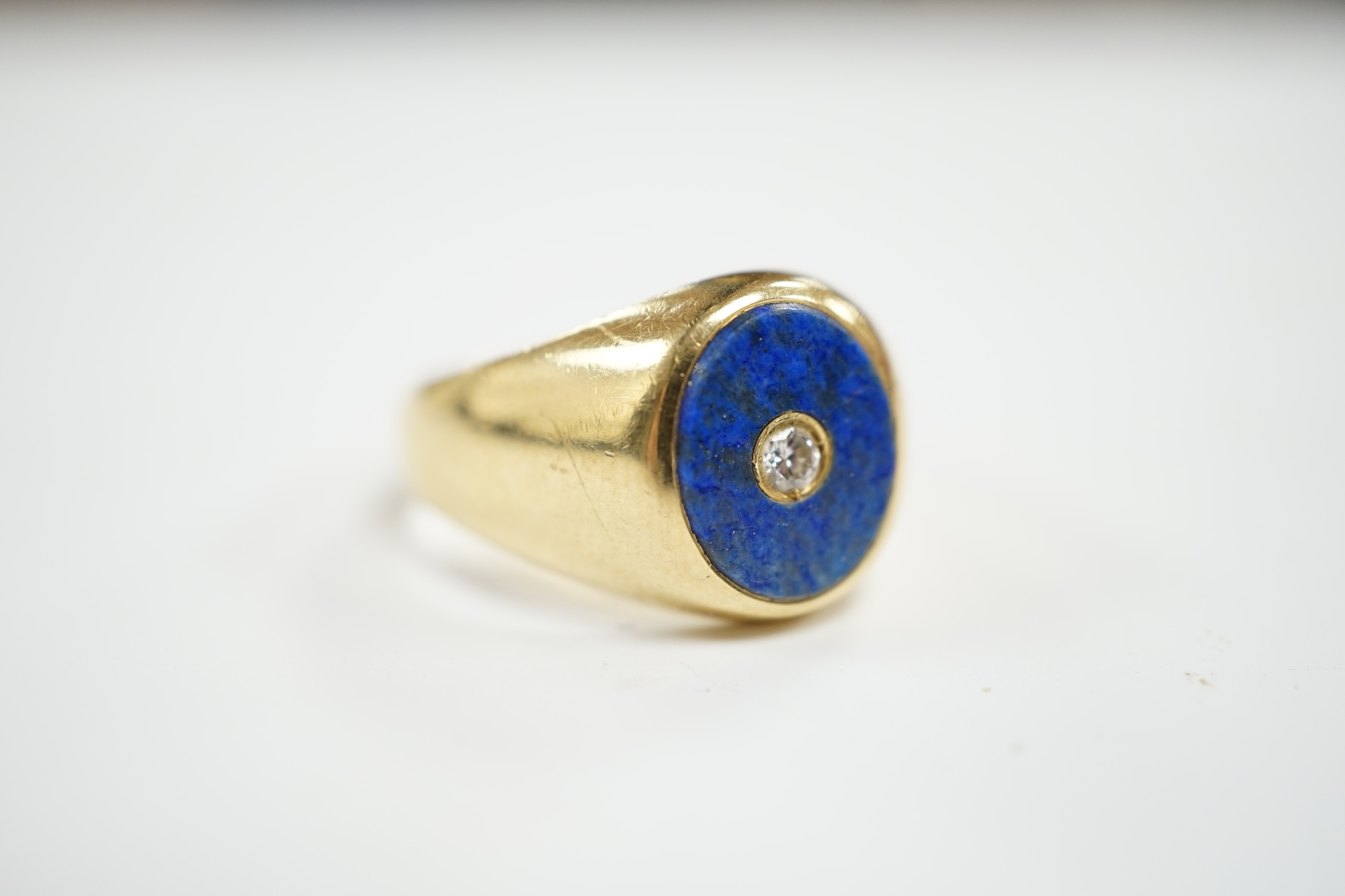 A mid to late 20th century Italian 750 yellow metal and oval lapis lazuli set signet ring, with - Image 4 of 5