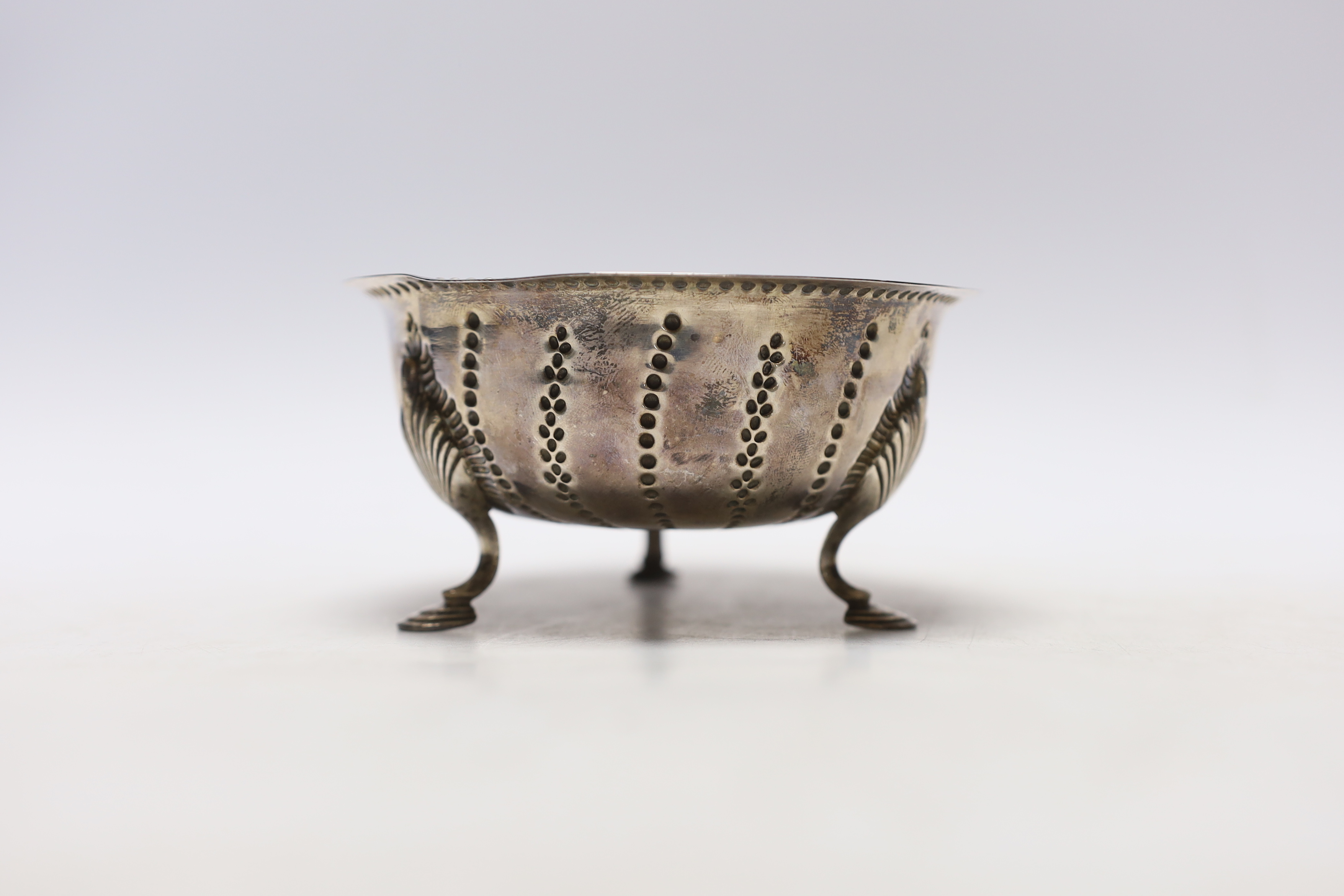 A late Victorian Irish silver sugar bowl, John Smyth, Dublin, 1894, diameter, 12.4cm, 4.5oz. - Image 2 of 4