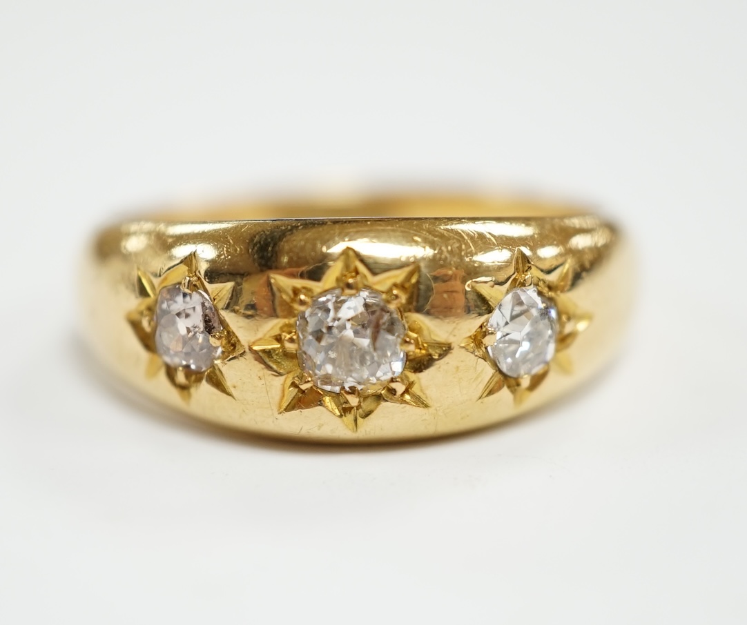 A George V 18ct gold and gypsy set three stone diamond ring, hallmarked for London, 1910, size S,