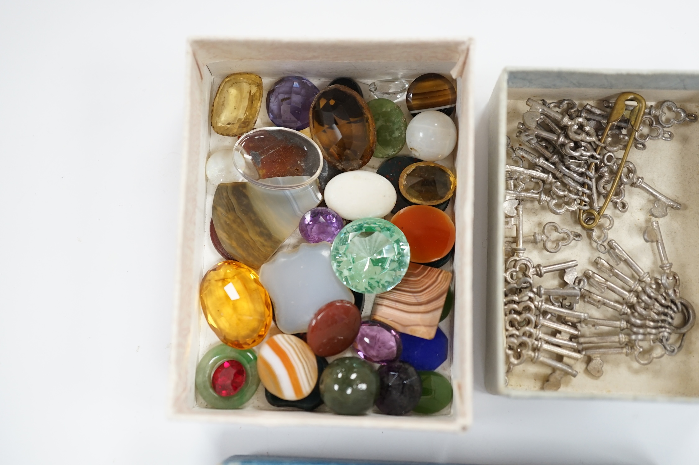 A quantity of assorted jewellery, including garner bead necklace(a.f.), unmounted stones including - Image 2 of 9