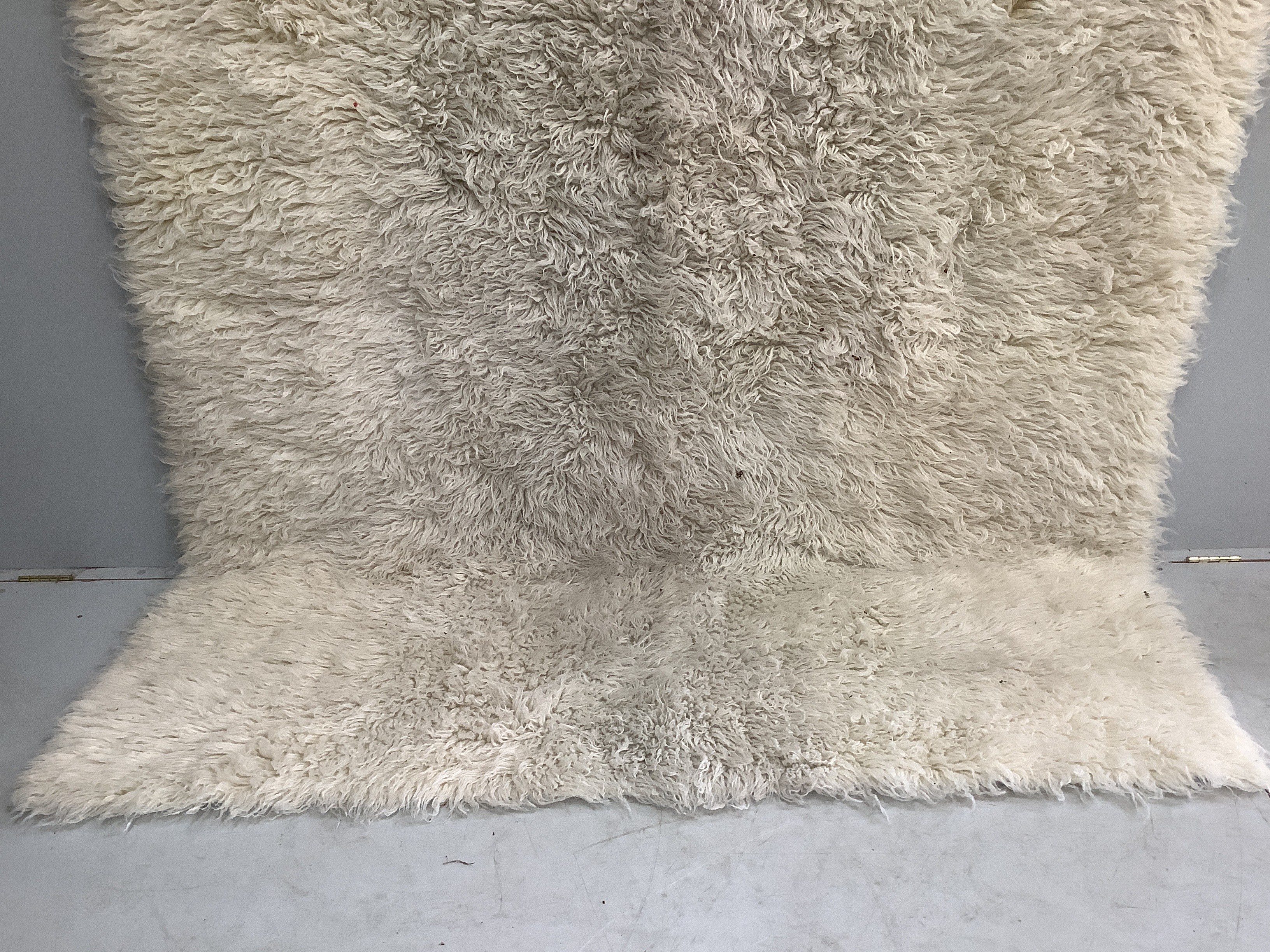 A faux sheepskin carpet, 290 x 200cm - Image 2 of 3