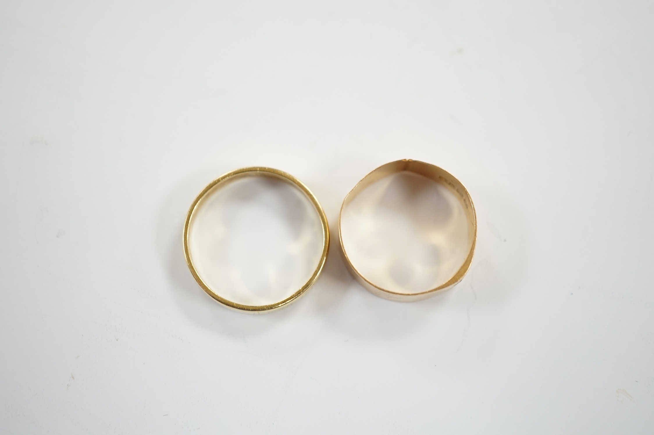 Two 18ct gold wedding bands, one hallmarked for London, 1918, 7.7 grams. - Image 5 of 5