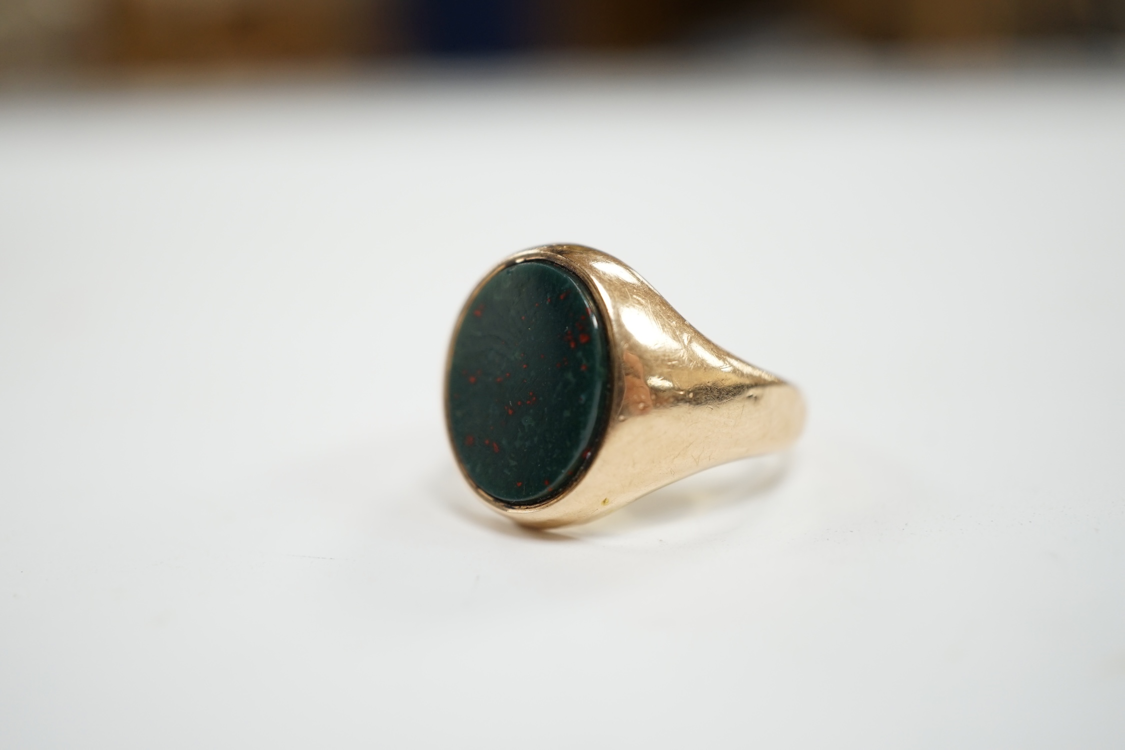 An early 20th century 15ct gold and oval cut bloodstone set signet ring, size O, gross weight 4.6 - Image 2 of 5