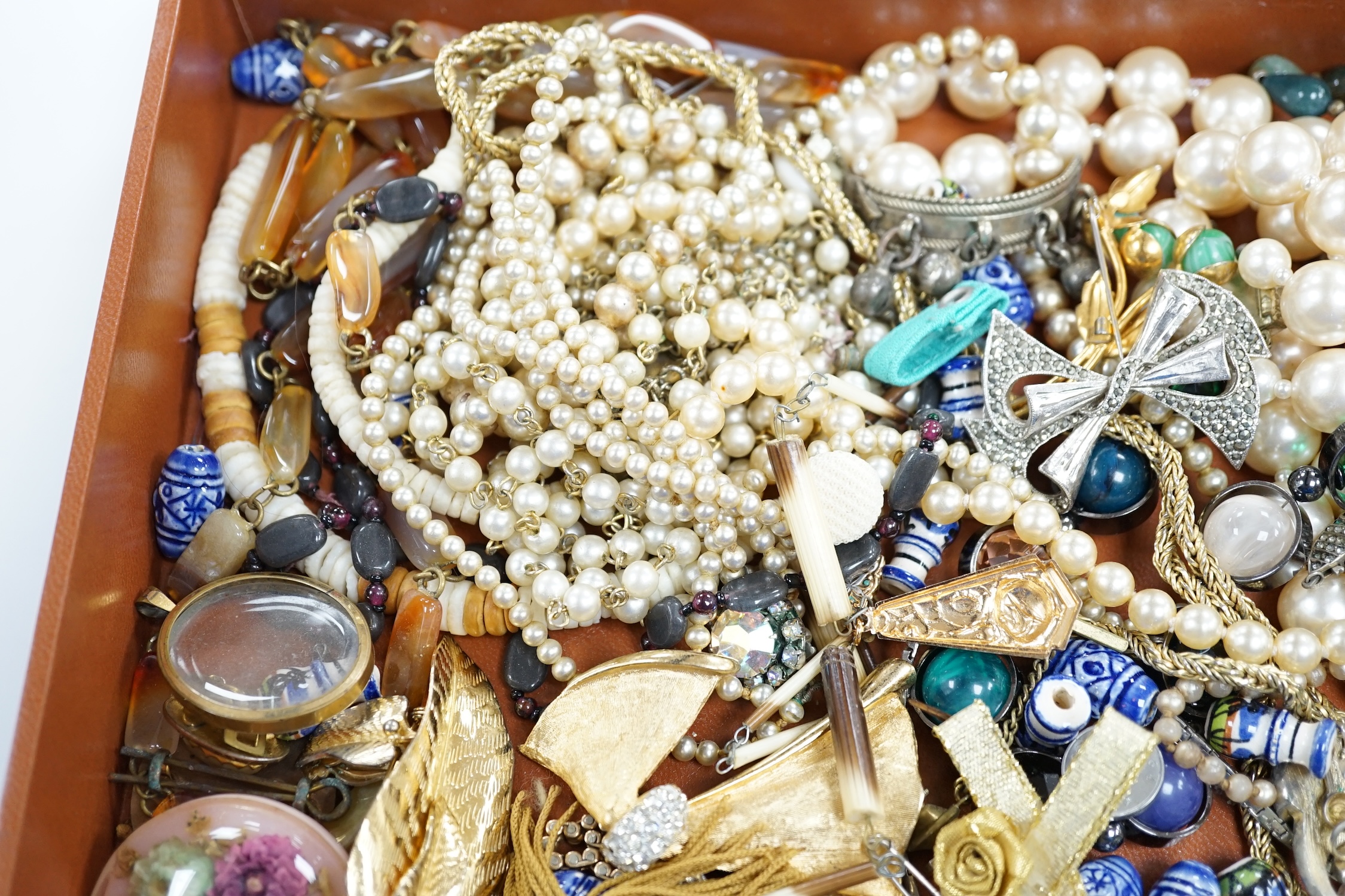 A quantity of assorted costume jewellery, including agate necklace and yellow metal and seed pearl - Image 6 of 7