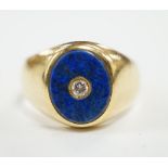 A mid to late 20th century Italian 750 yellow metal and oval lapis lazuli set signet ring, with