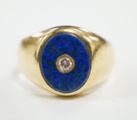 A mid to late 20th century Italian 750 yellow metal and oval lapis lazuli set signet ring, with