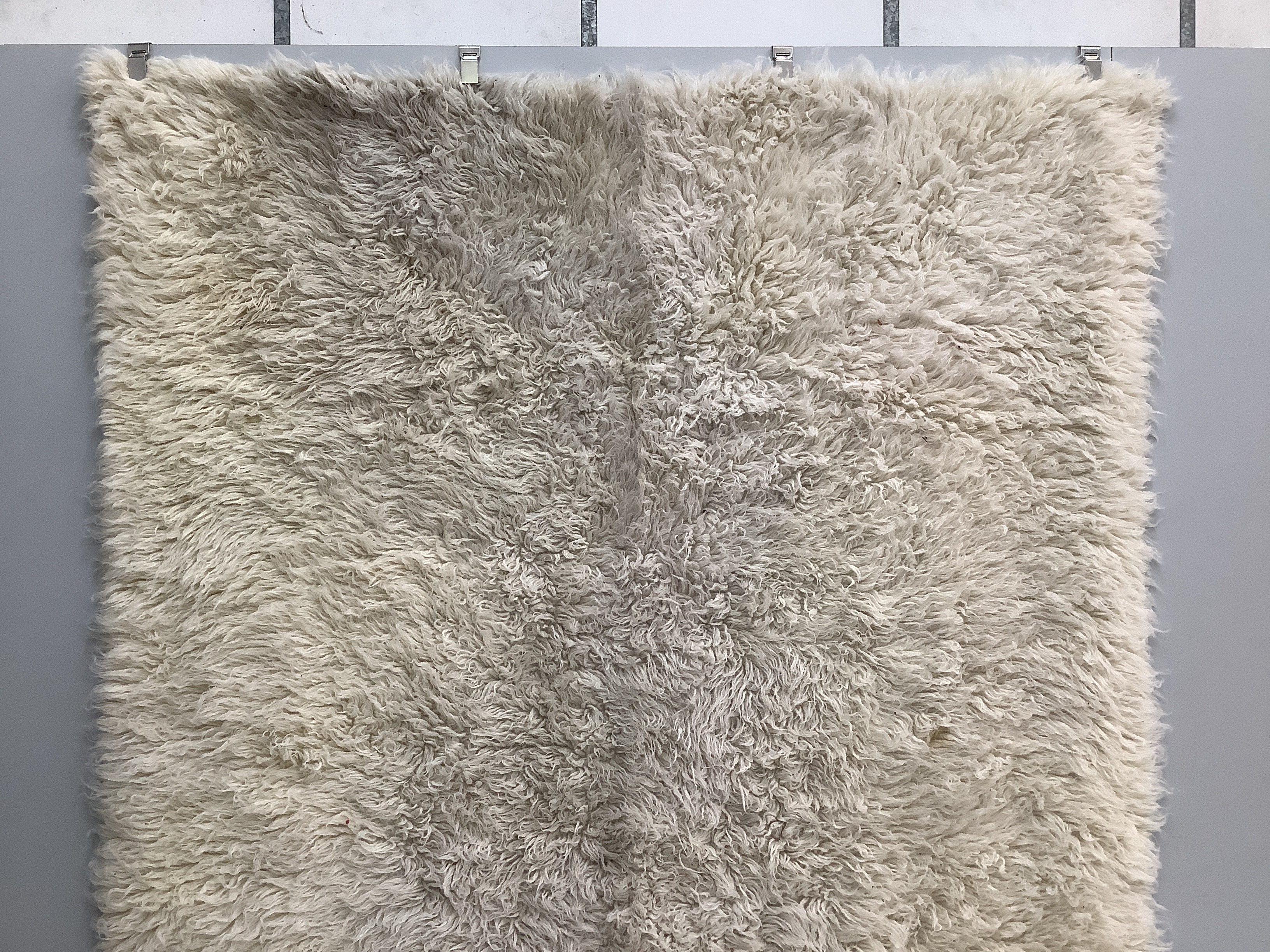 A faux sheepskin carpet, 290 x 200cm - Image 3 of 3