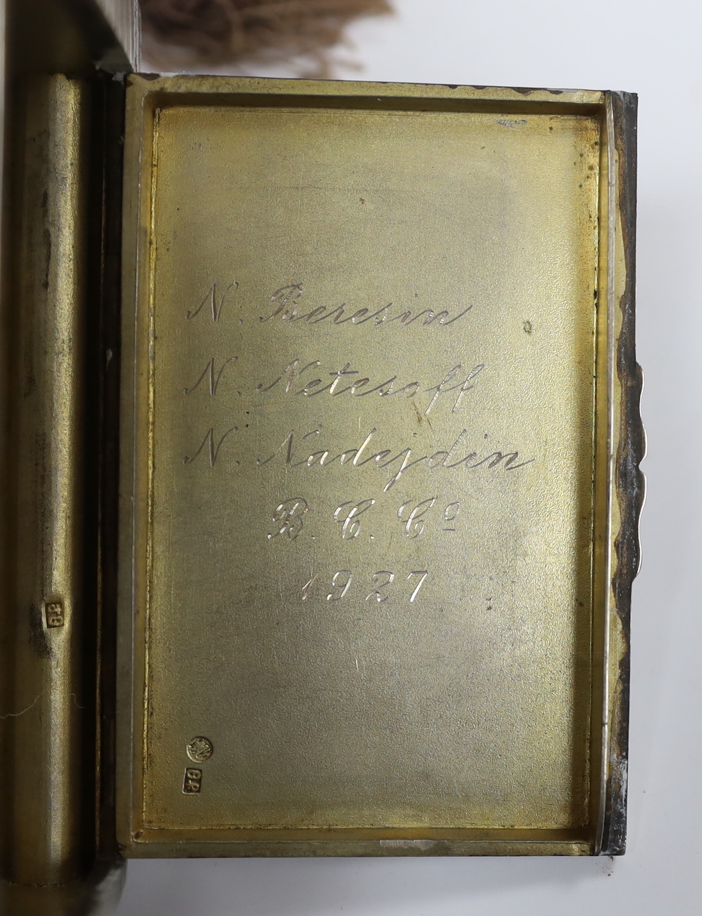 An early 20th century Russian 84 zolotnik cigarette case/vesta, 98mm, gross weight 5.8oz, with - Image 4 of 4