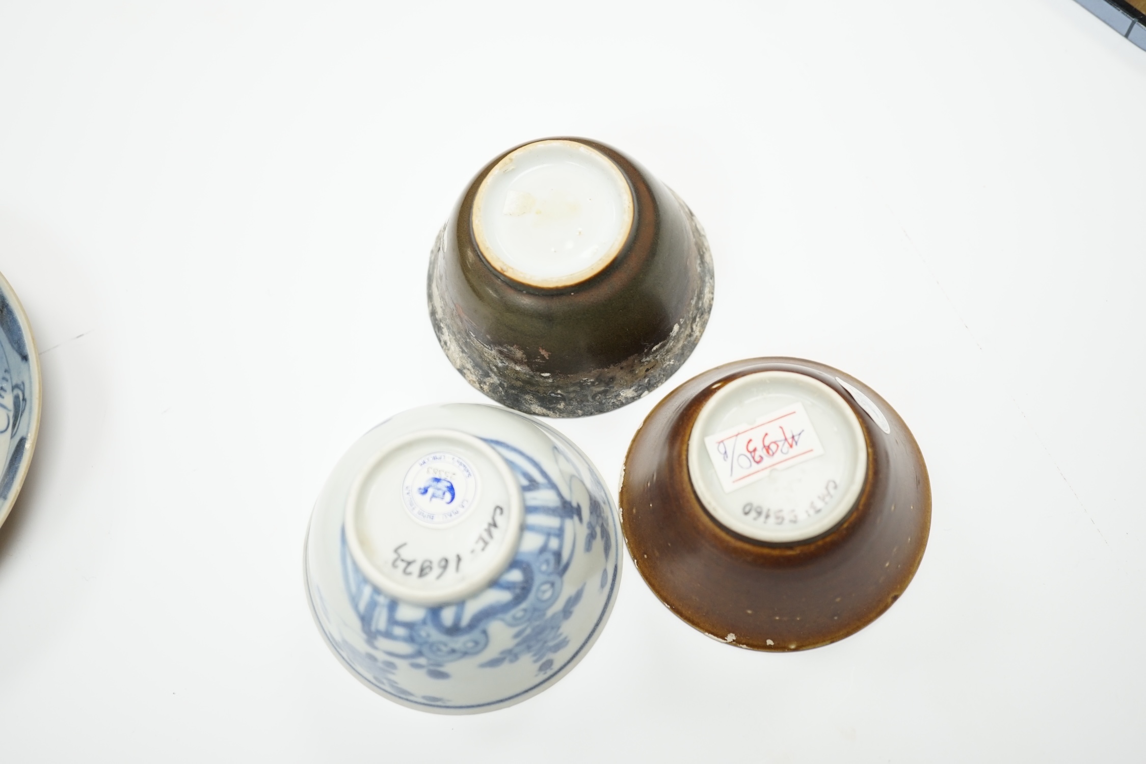 Three Chinese blue and white Ca Mau cargo teabowls and saucers, 18th century, 11.5cm diameter - Image 2 of 4