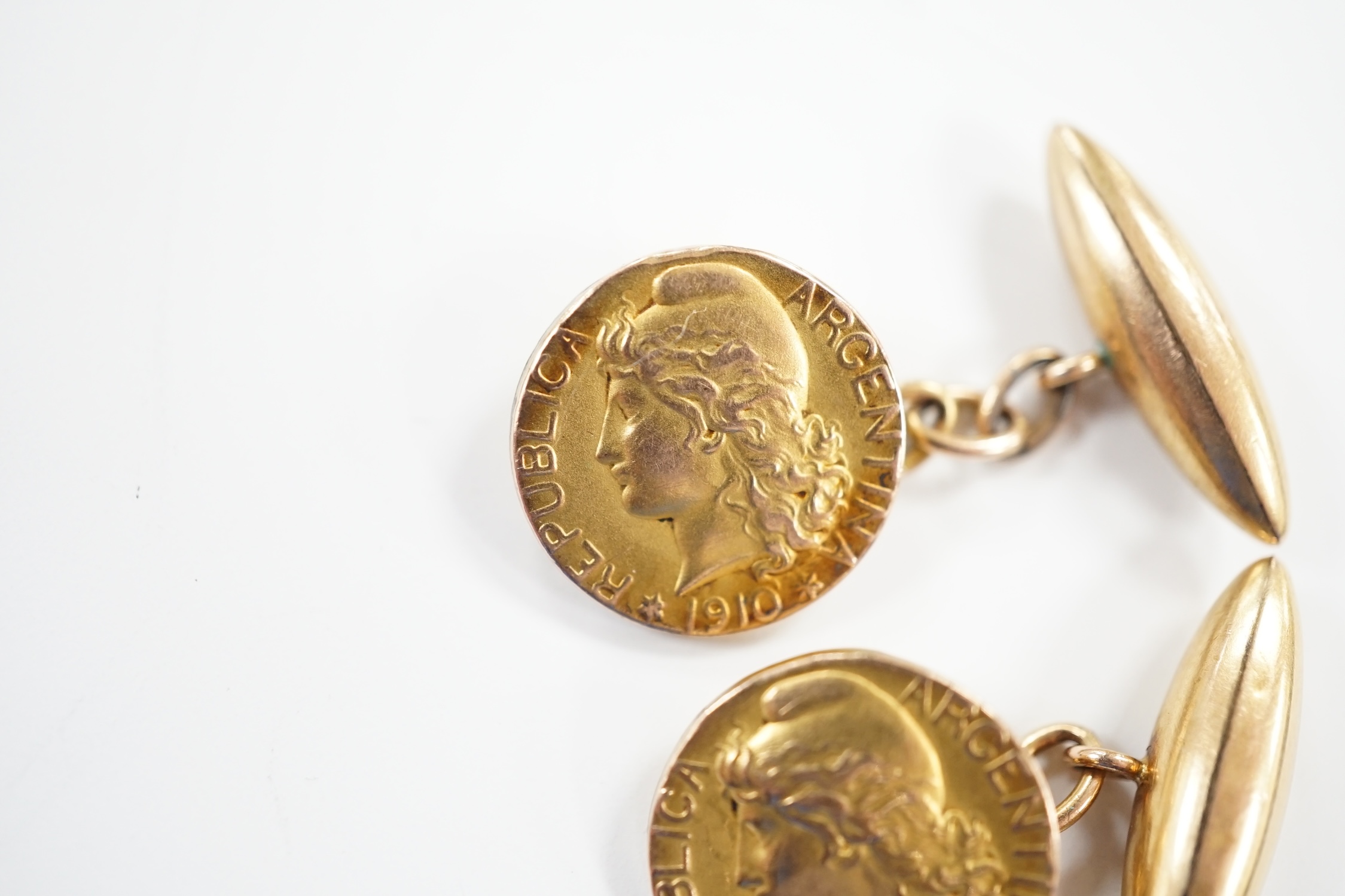 A pair of Argentinian yellow metal? commemorative coin cufflinks, 13mm., Total weight 4.2g - Image 2 of 4