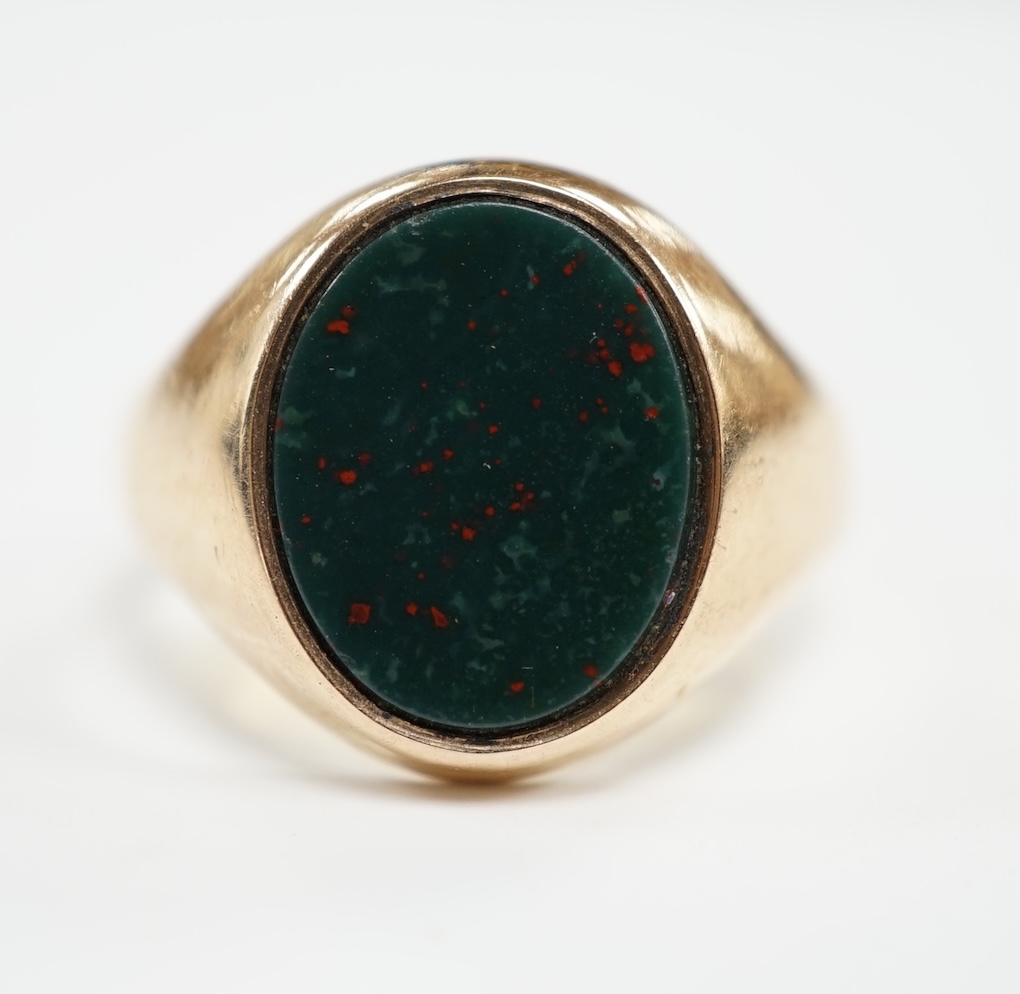An early 20th century 15ct gold and oval cut bloodstone set signet ring, size O, gross weight 4.6