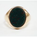 An early 20th century 15ct gold and oval cut bloodstone set signet ring, size O, gross weight 4.6