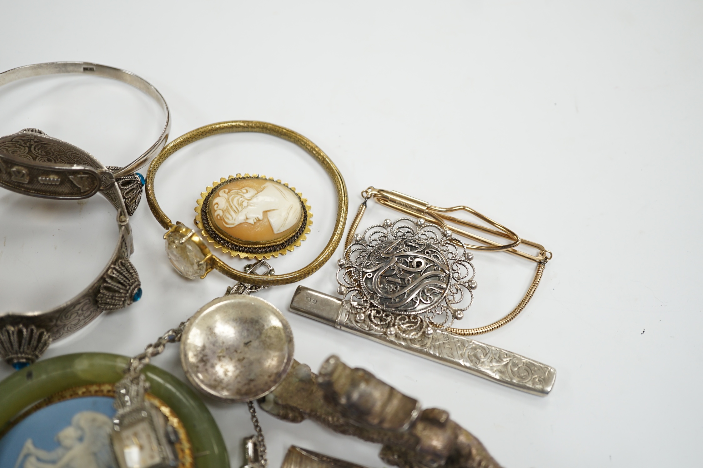 A collection of white metal and mixed costume jewellery, including bracelets, necklaces, bangles etc - Image 5 of 6