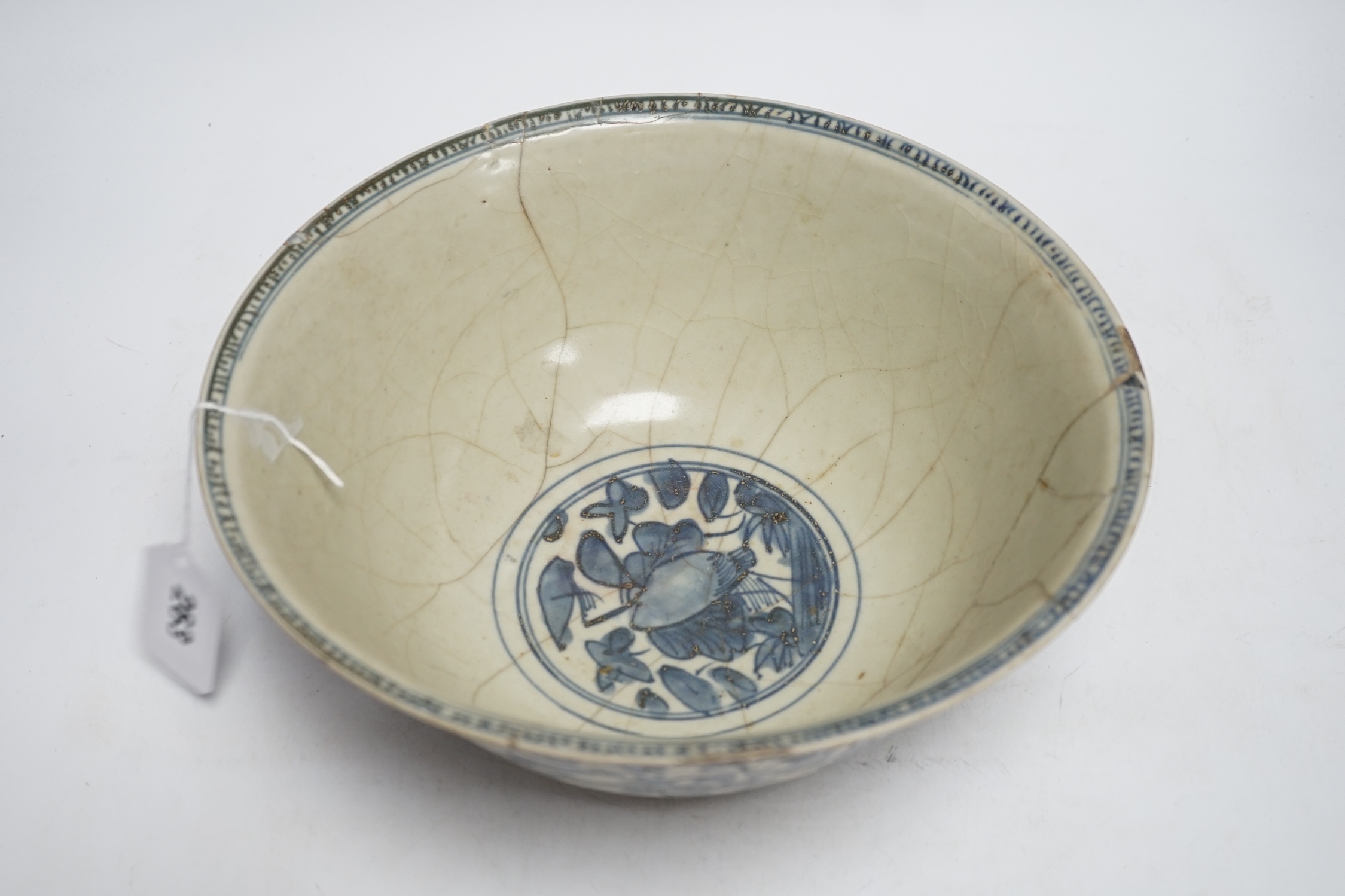 A Chinese Swatow blue and white basin, 16th / 17th century, 28cm diameter - Image 4 of 6