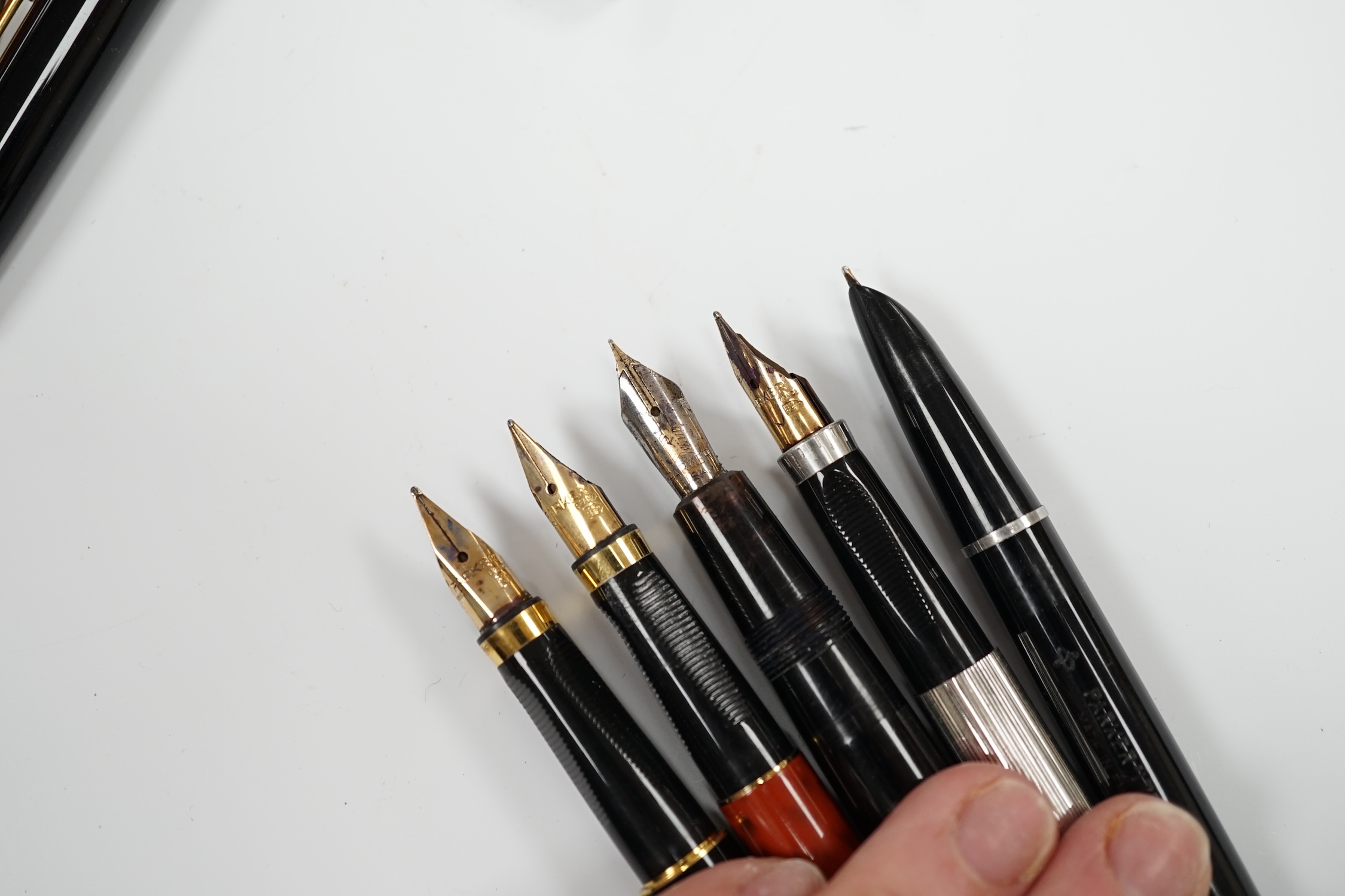 A Parker white metal fountain pen and four other Parker fountain pens, the vendor being an ex-Parker - Image 4 of 4