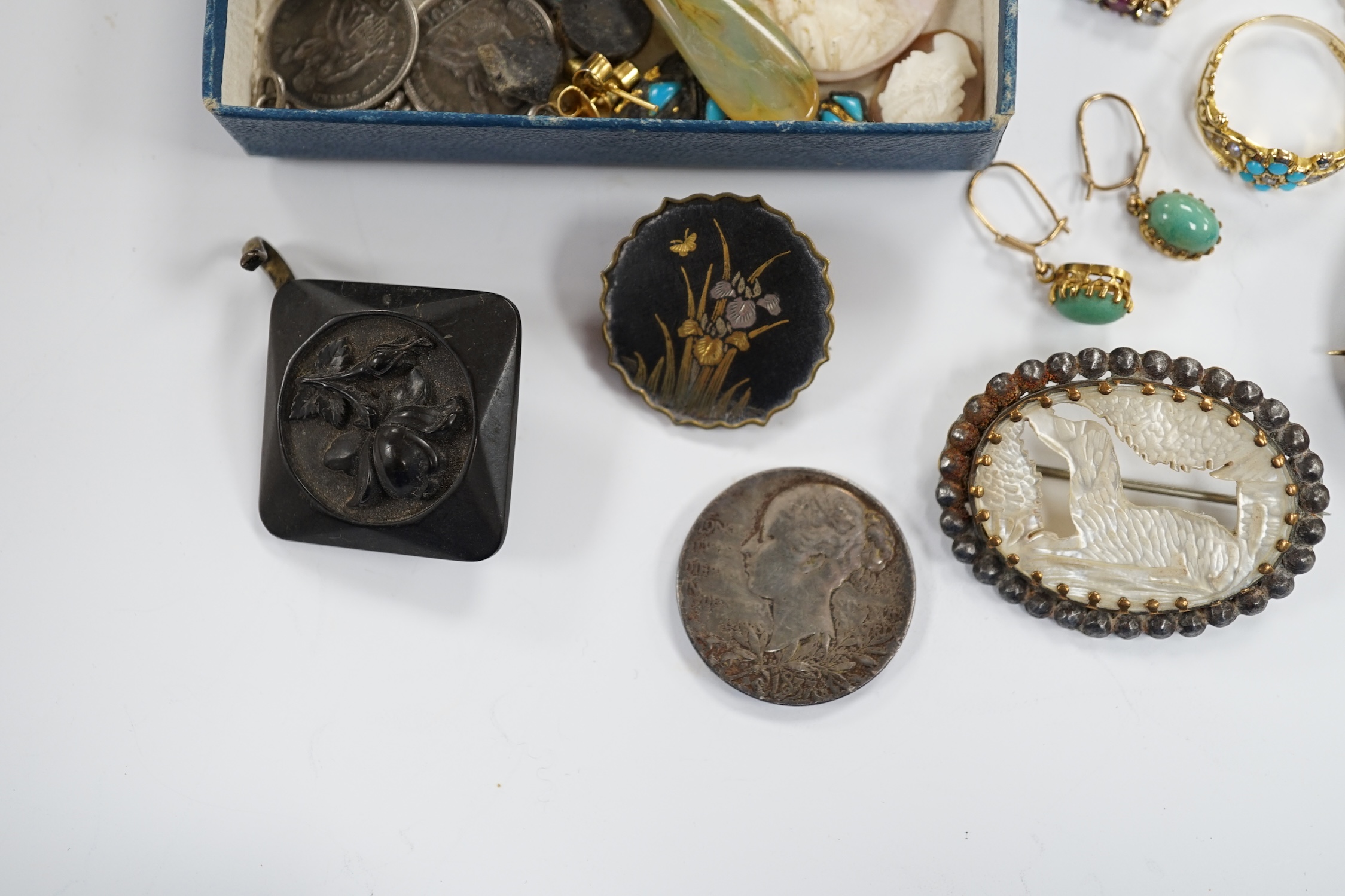 A quantity of assorted jewellery, including garner bead necklace(a.f.), unmounted stones including - Image 5 of 9