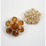 An early 20th century yellow metal, citrine and split pearl cluster set shaped circular brooch, 28mm