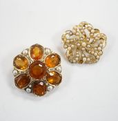 An early 20th century yellow metal, citrine and split pearl cluster set shaped circular brooch, 28mm