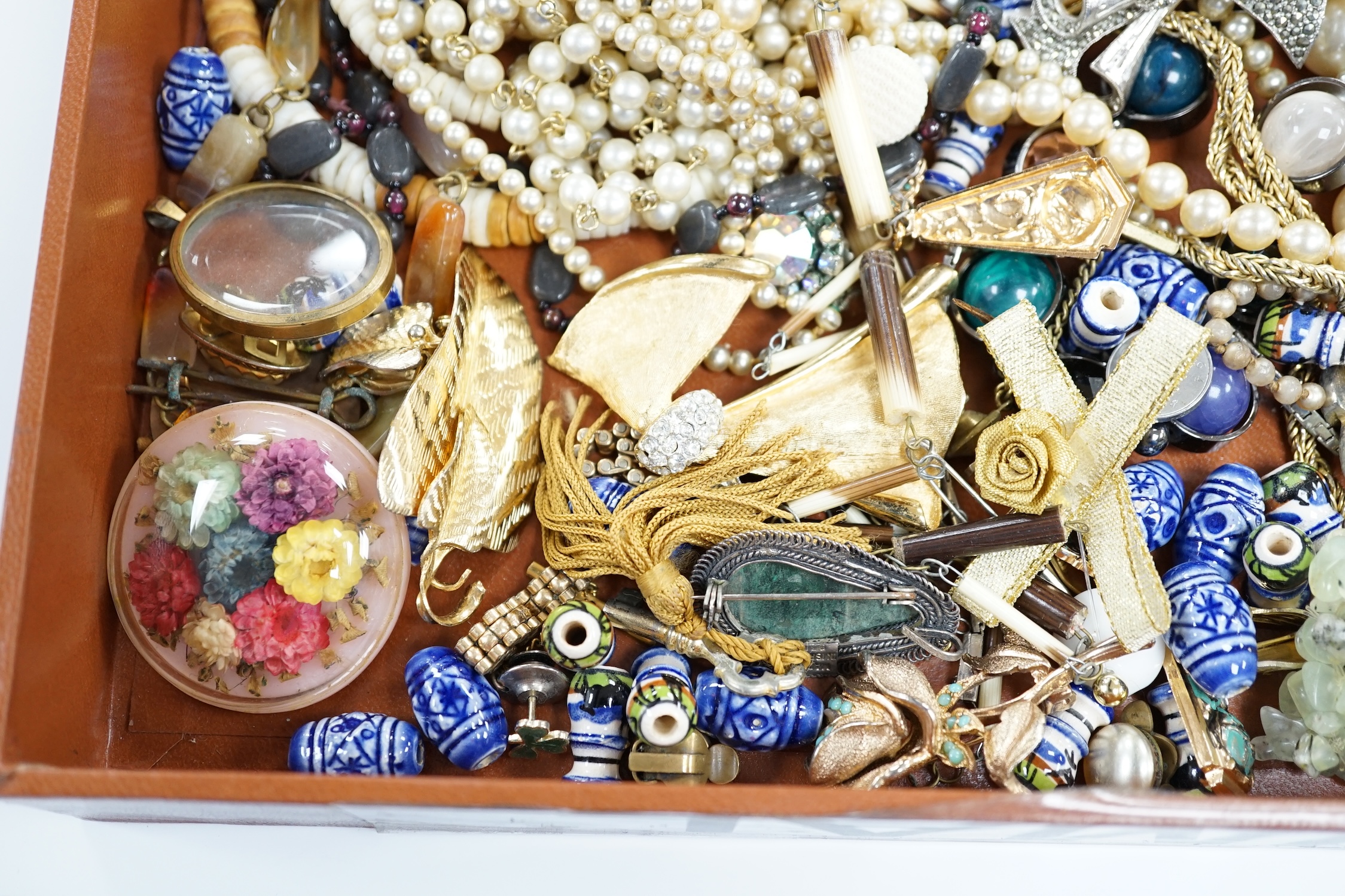 A quantity of assorted costume jewellery, including agate necklace and yellow metal and seed pearl - Image 5 of 7