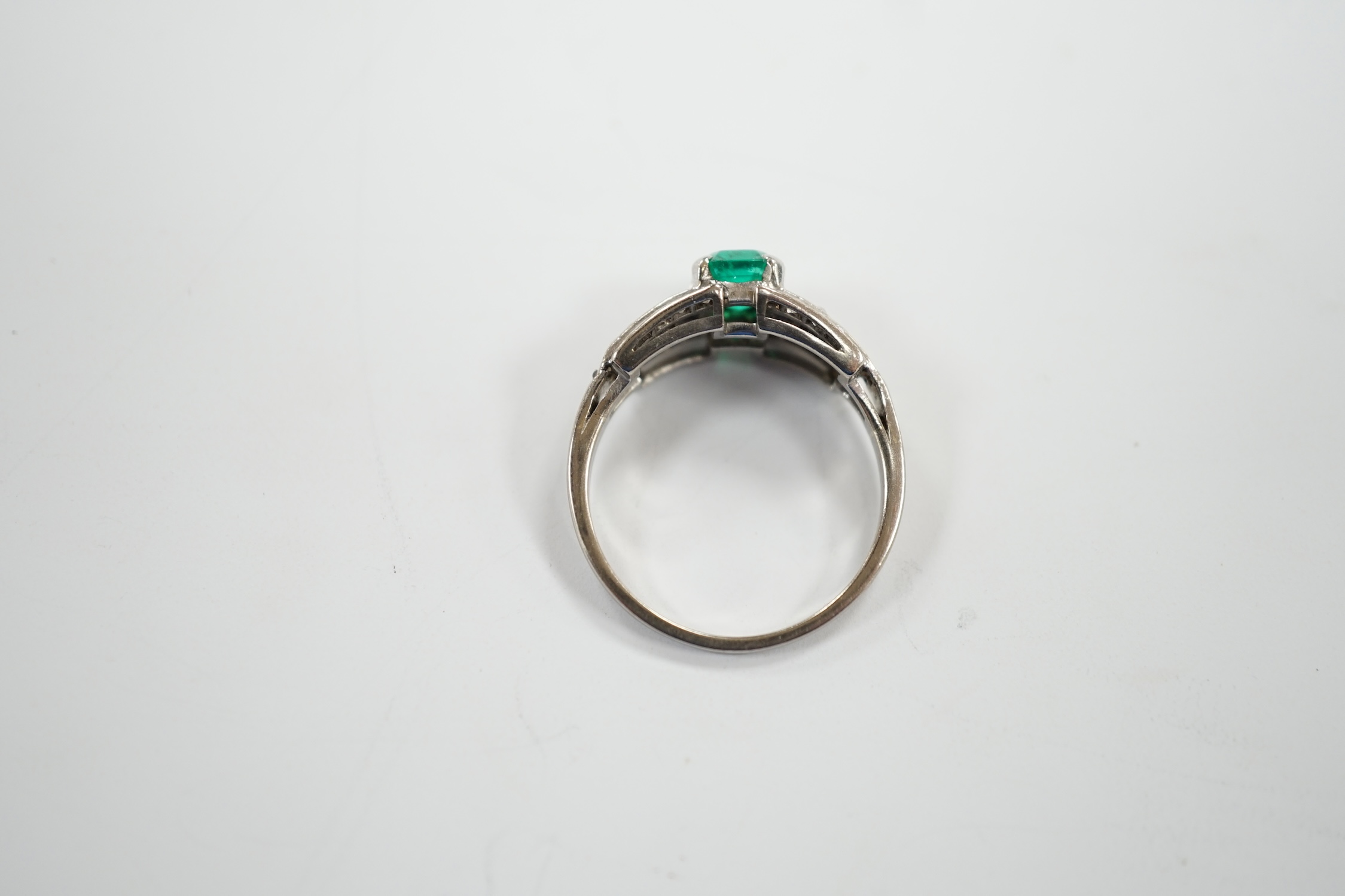 A white metal and octagonal cut emerald set dress ring, with diamond cluster set shoulders, size - Image 4 of 4