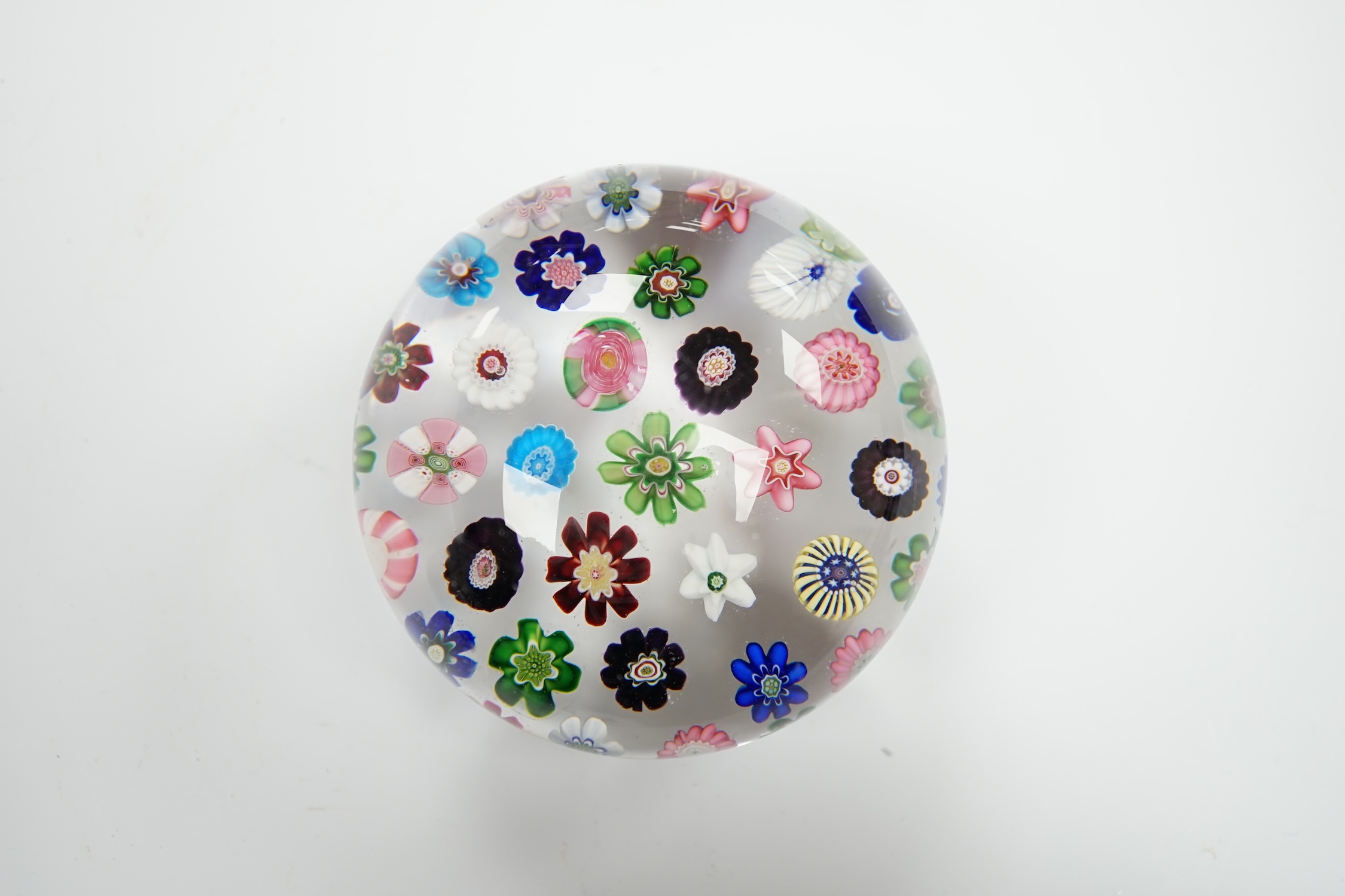 A Clichy glass roses paperweight, 8cm in diameter - Image 2 of 4