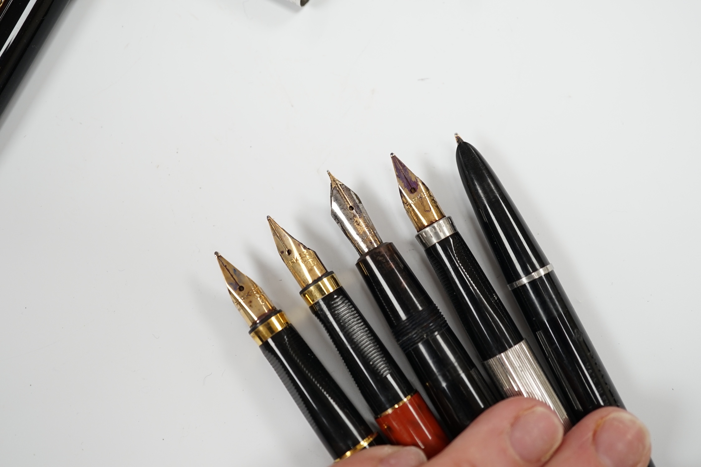 A Parker white metal fountain pen and four other Parker fountain pens, the vendor being an ex-Parker - Image 3 of 4