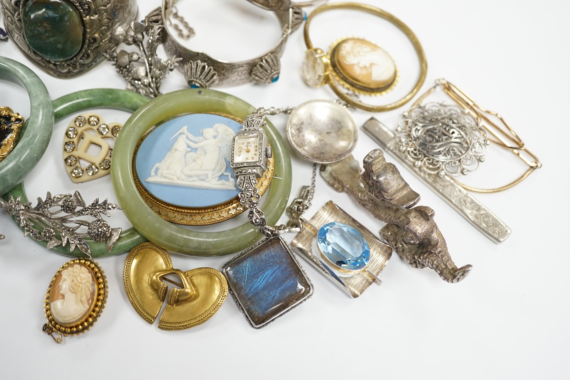 A collection of white metal and mixed costume jewellery, including bracelets, necklaces, bangles etc - Image 3 of 6