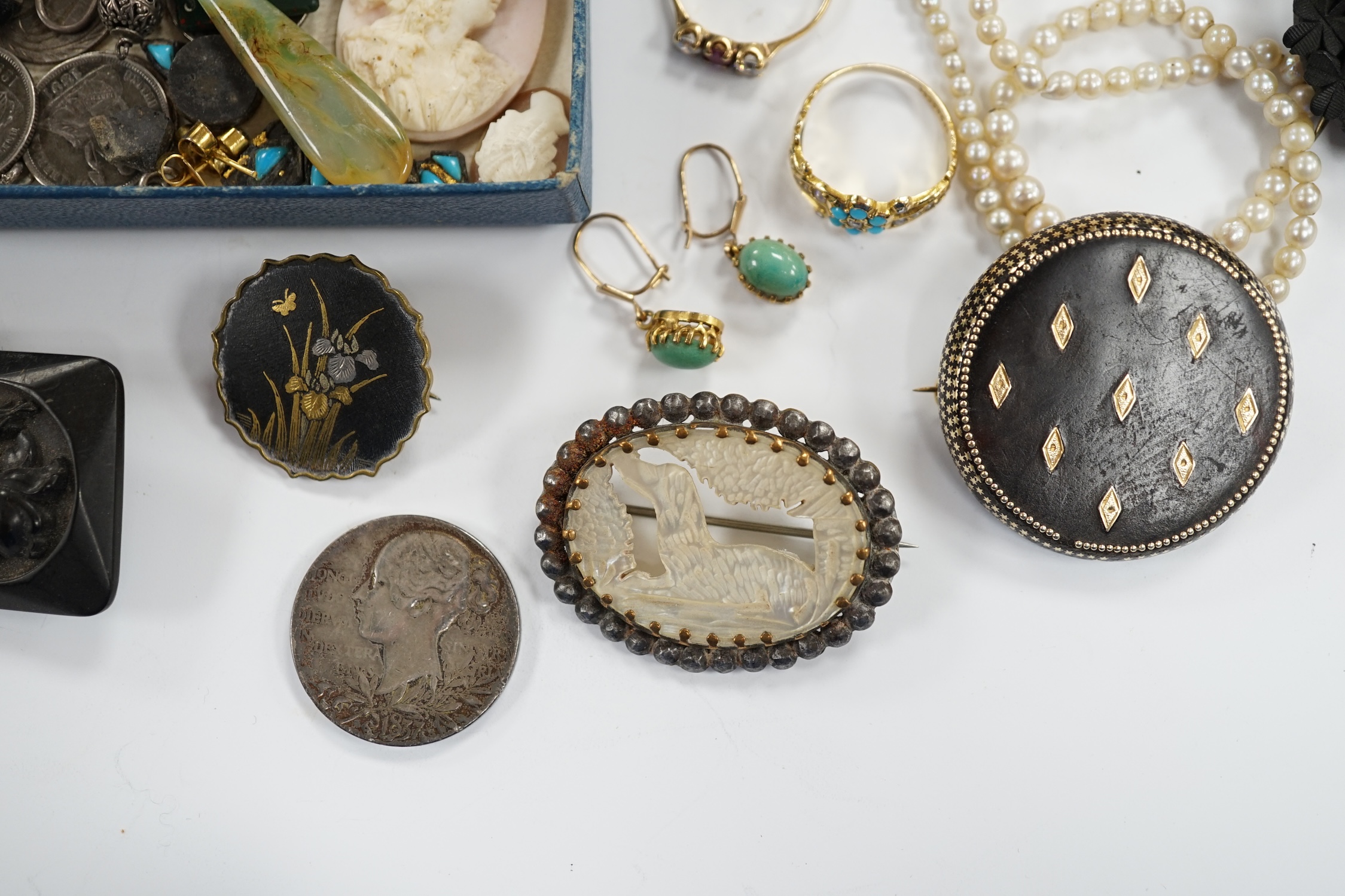 A quantity of assorted jewellery, including garner bead necklace(a.f.), unmounted stones including - Image 6 of 9