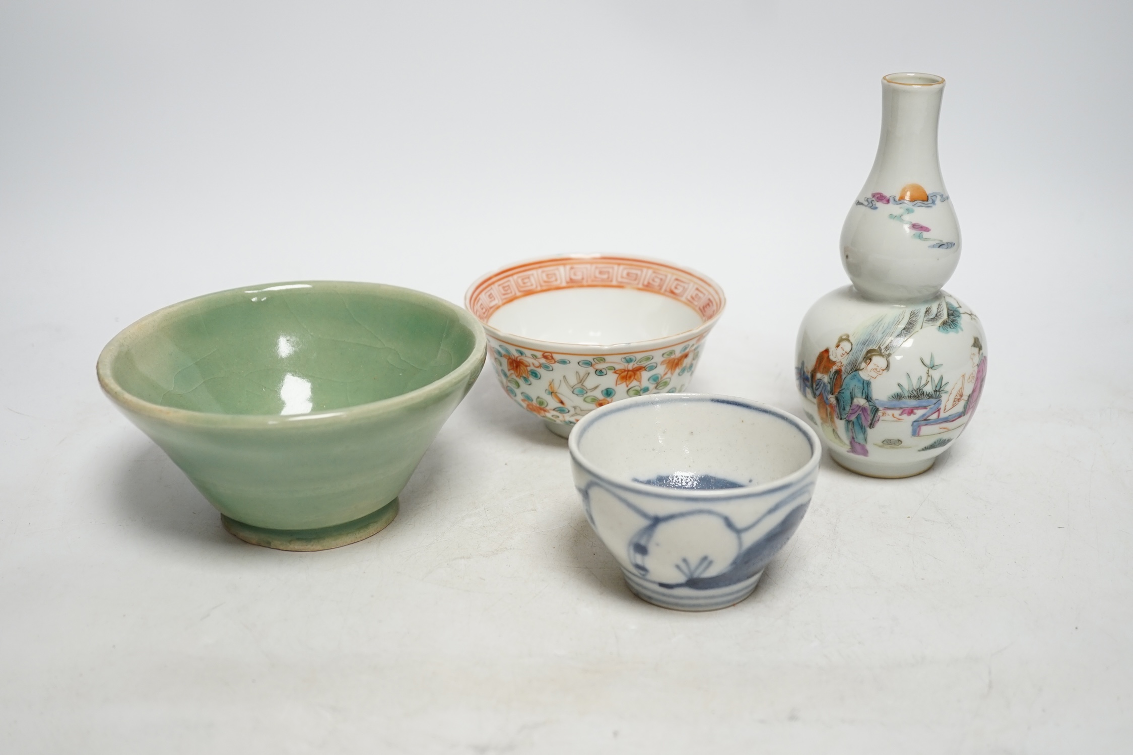 A Chinese famille rose double gourd vase and three bowls, tallest 16cm