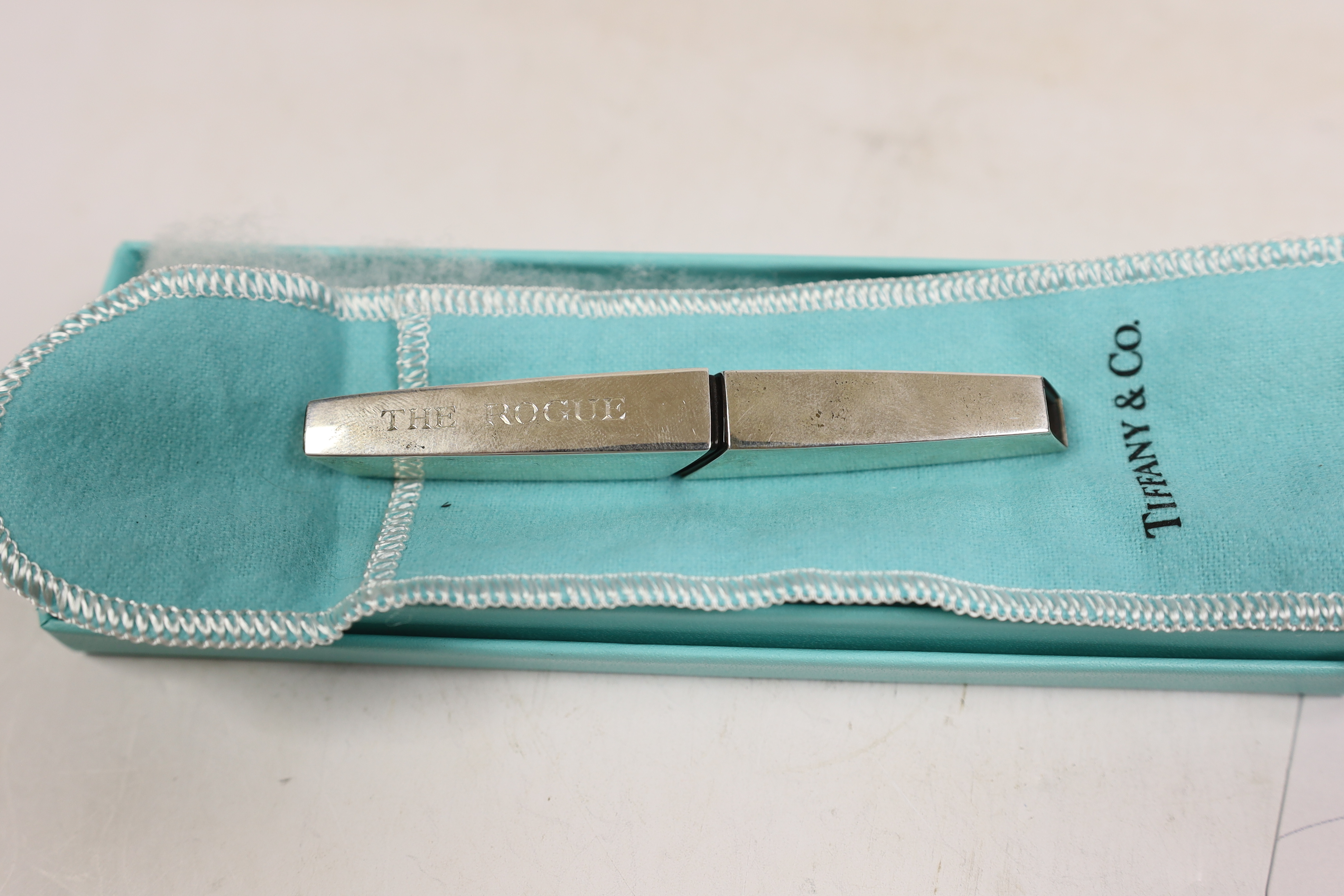 A modern Mexican 925 Tiffany & Co paper cutter, engraved 'The Rogue', 10.5cm, with Tiffany & Co - Image 2 of 3