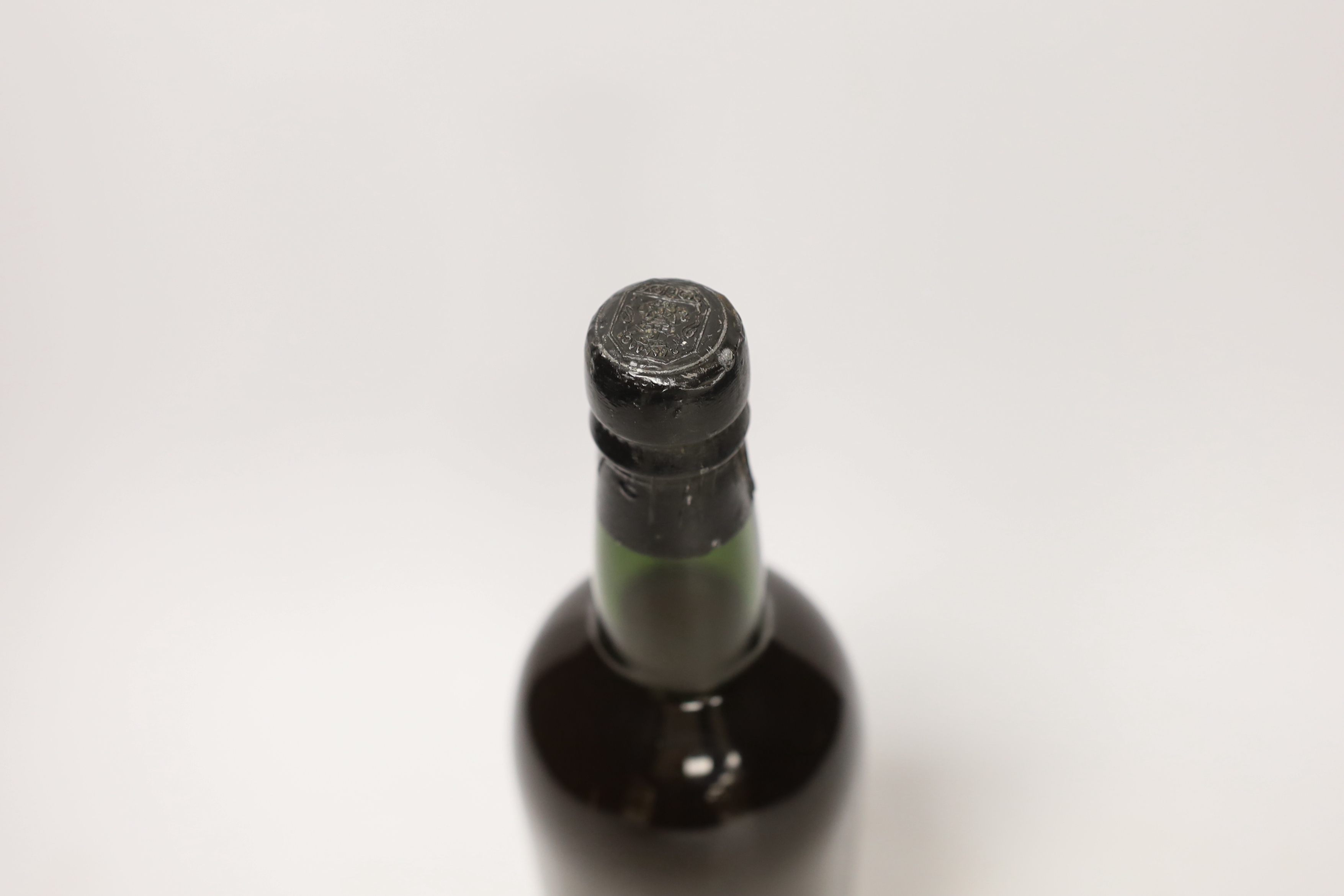 A Koppenhagens vintage bottle of Port, 1945 - Image 3 of 3