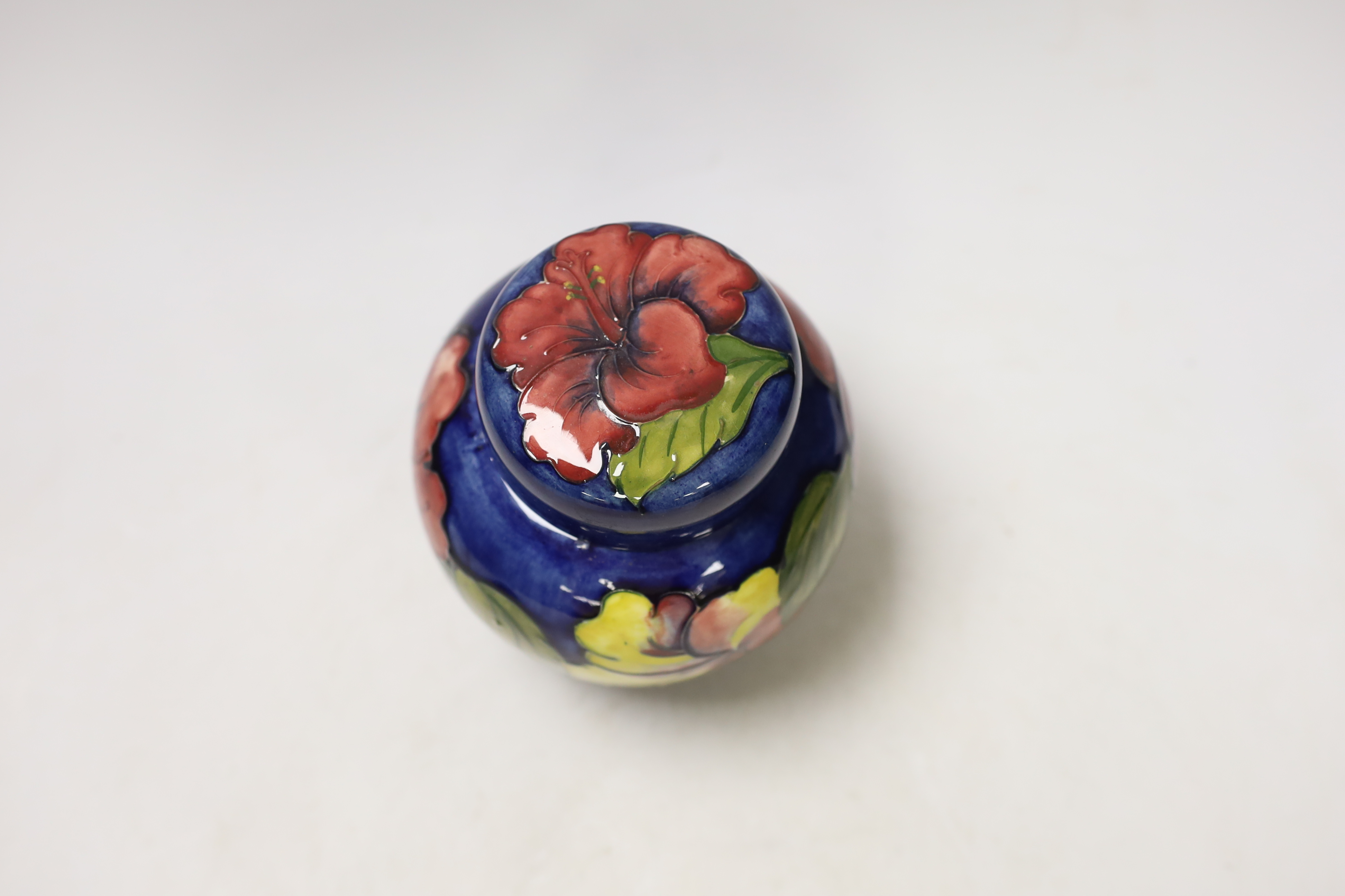 A Moorcroft Hibiscus jar and cover, 16cm - Image 3 of 5