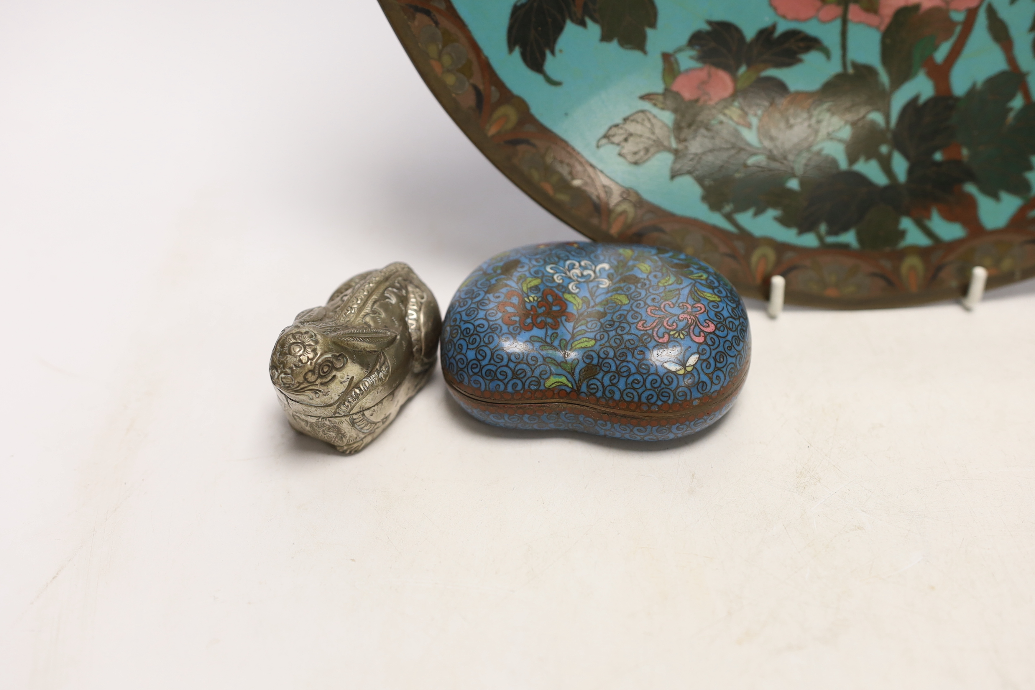 A Chinese cloisonné enamel kidney shaped box and cover, a pewter bottle and white metal ‘rabbit’ box - Image 2 of 5