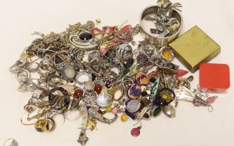 A quantity of assorted costume jewellery including rings, chain, earrings, etc.