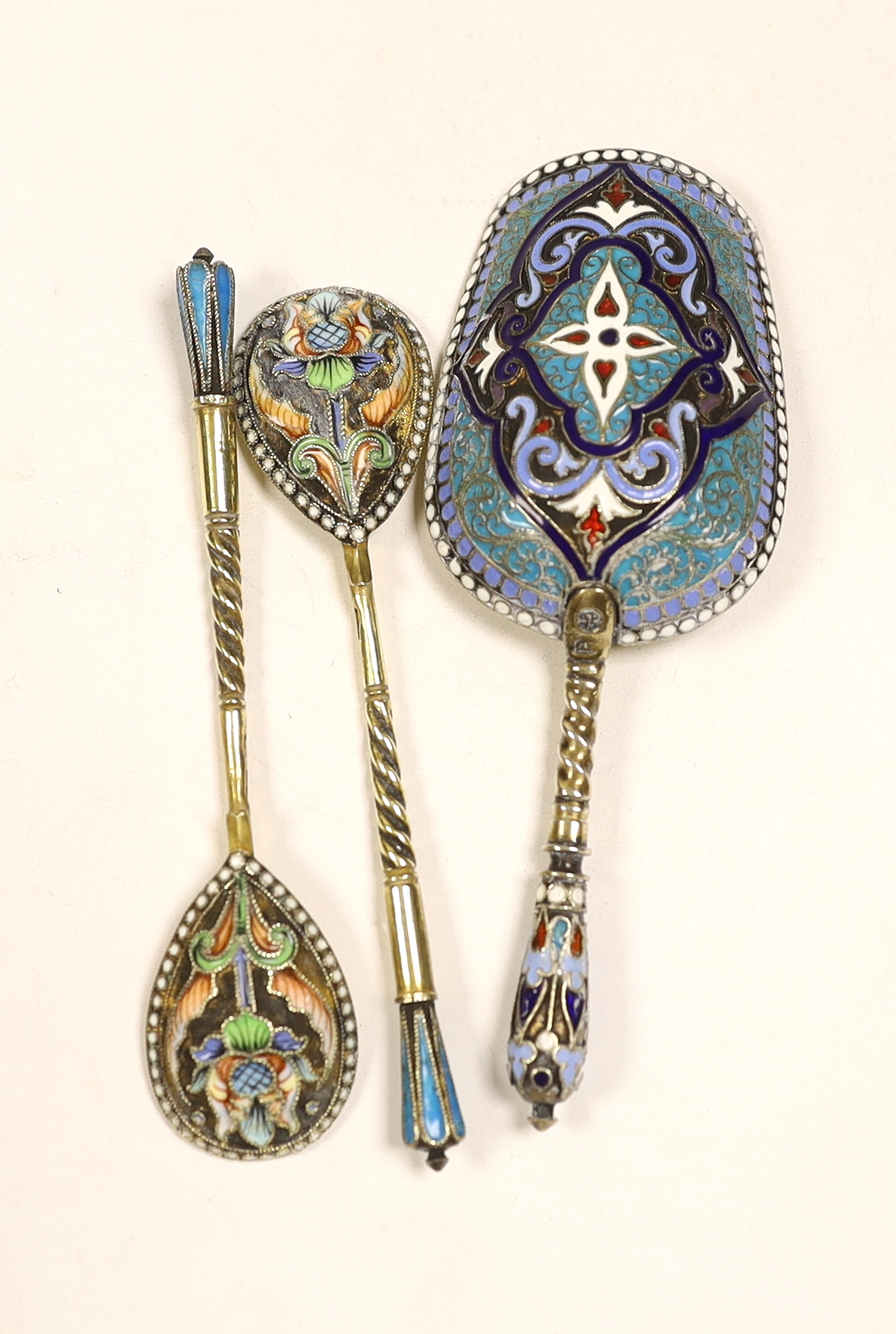 A late 19th century Russian 84 zolotnik and polychrome cloisonné enamel shovel shaped spoon, assay - Image 4 of 4