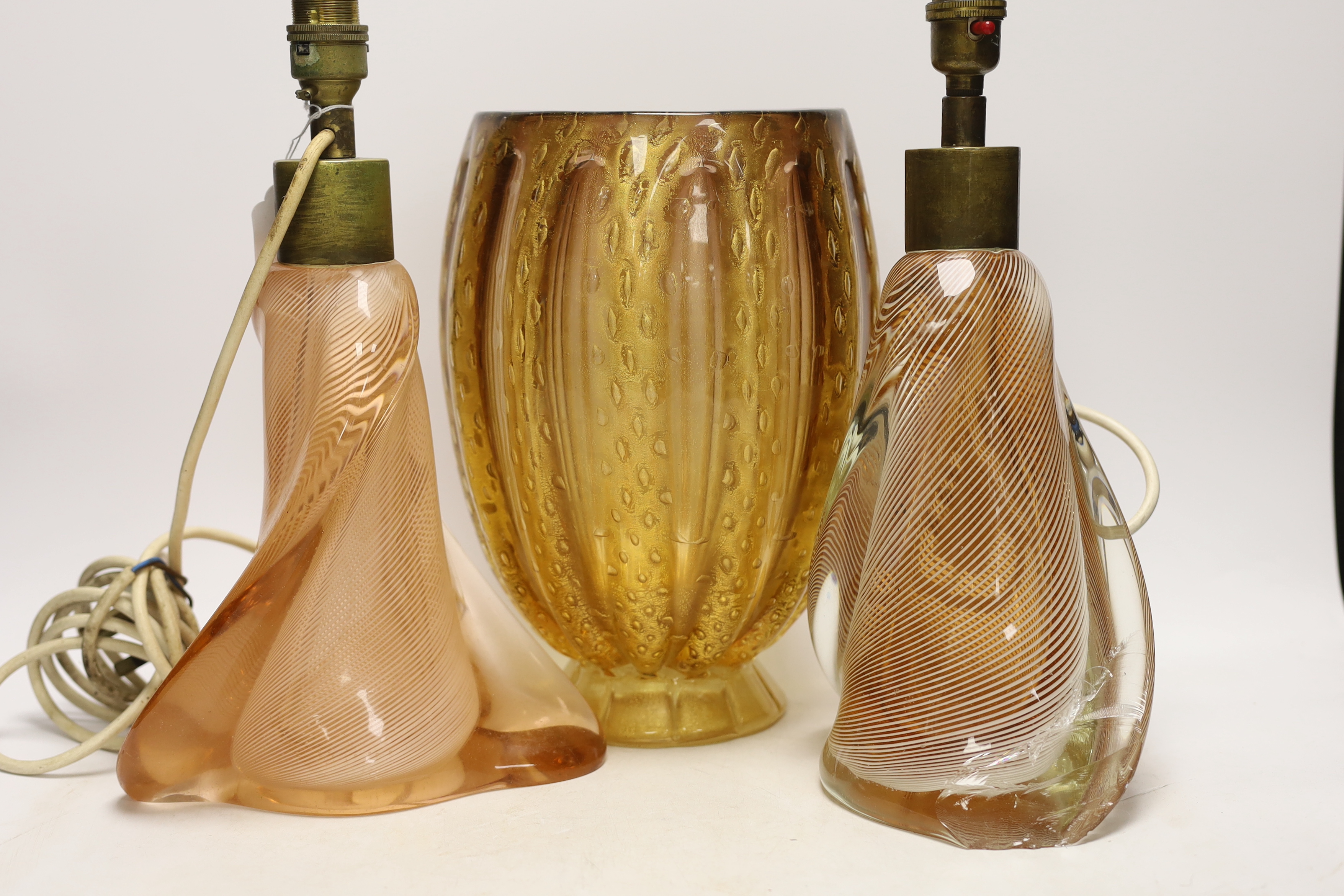 A glass gold flecked vase, a dish and a pair of lamps, largest 40cm - Image 3 of 5