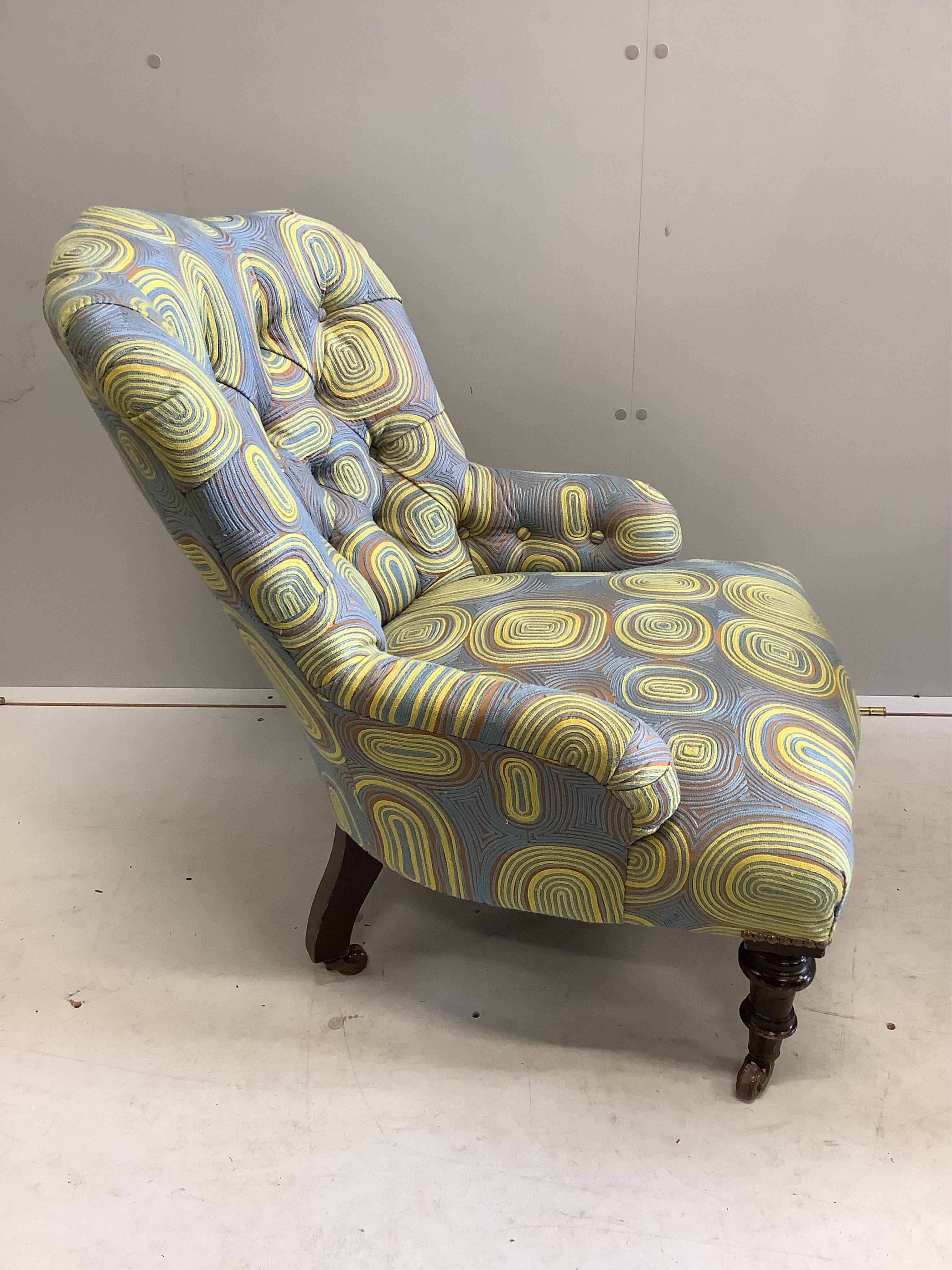 A late Victorian nursing chair, recently re-upholstered in a contemporary retro-style fabric, - Bild 2 aus 2
