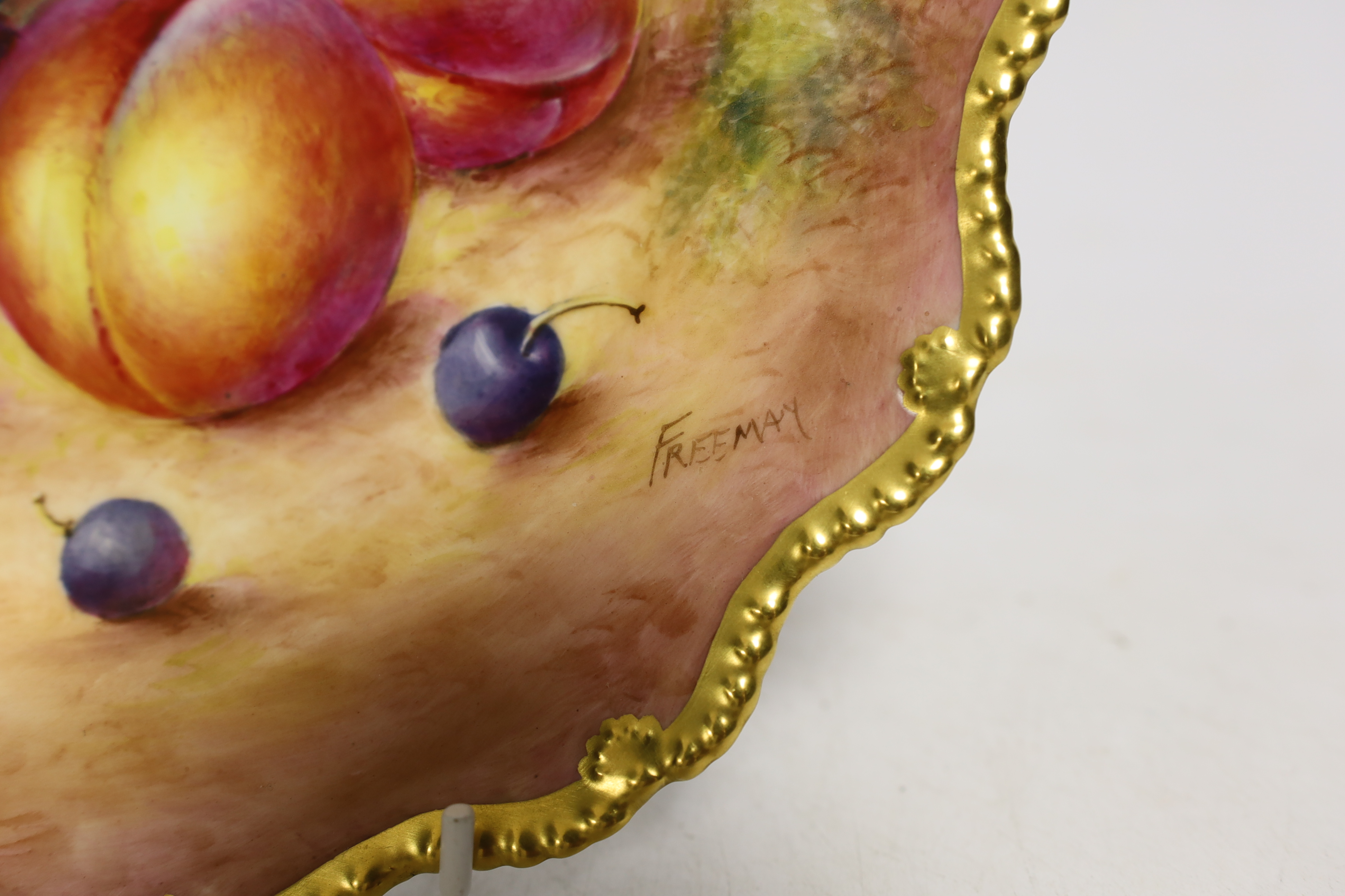 A pair of Royal Worcester fruit painted plates, post war, signed Freeman, 22.5cm - Image 6 of 7