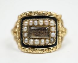 A George IV 18ct gold, black enamel and seed pearl set mourning ring, with plaited hair beneath a