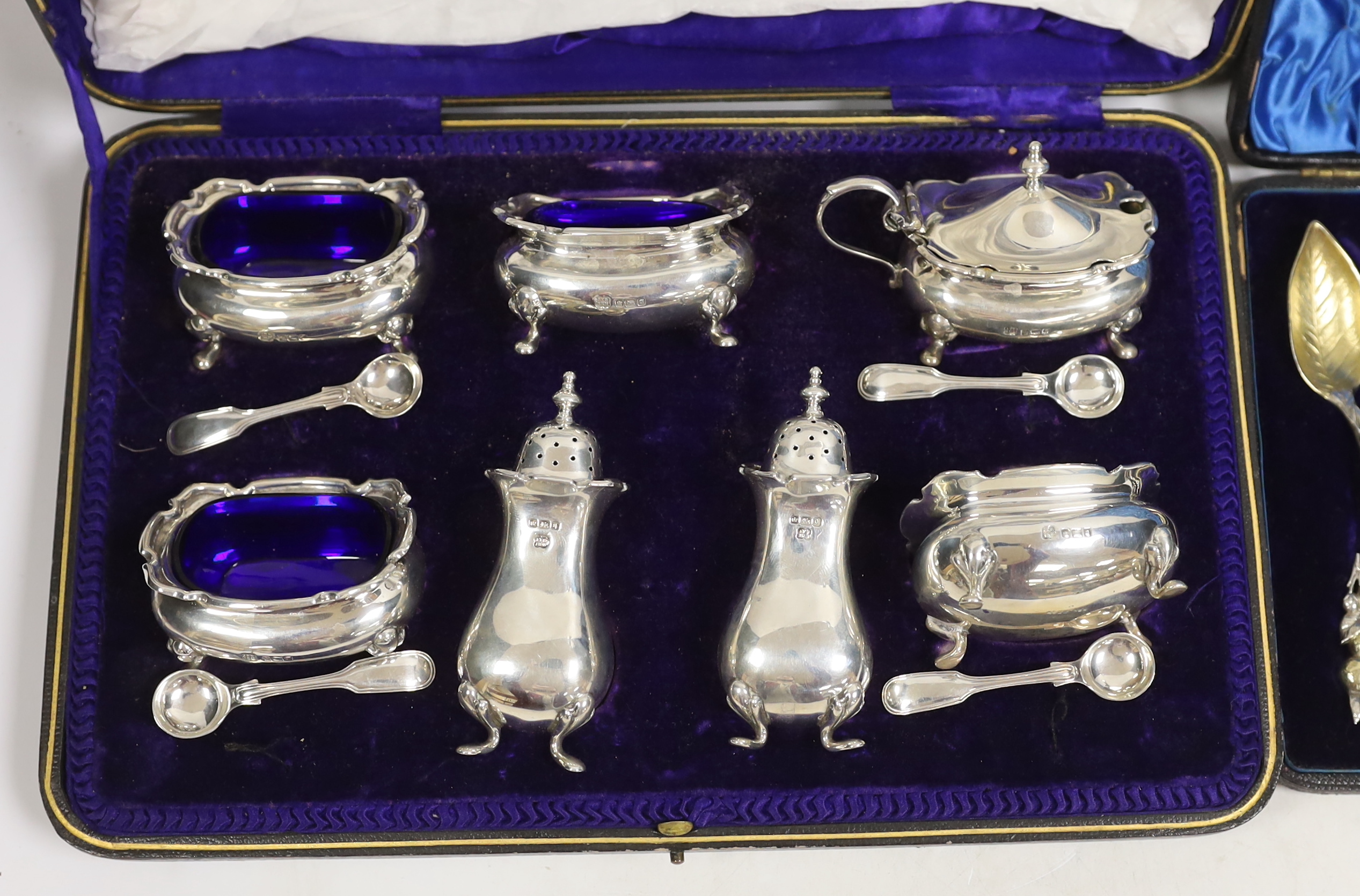 An Edwardian cased silver seven piece condiment set with four matching spoons, Hukin & Heath, - Image 2 of 4