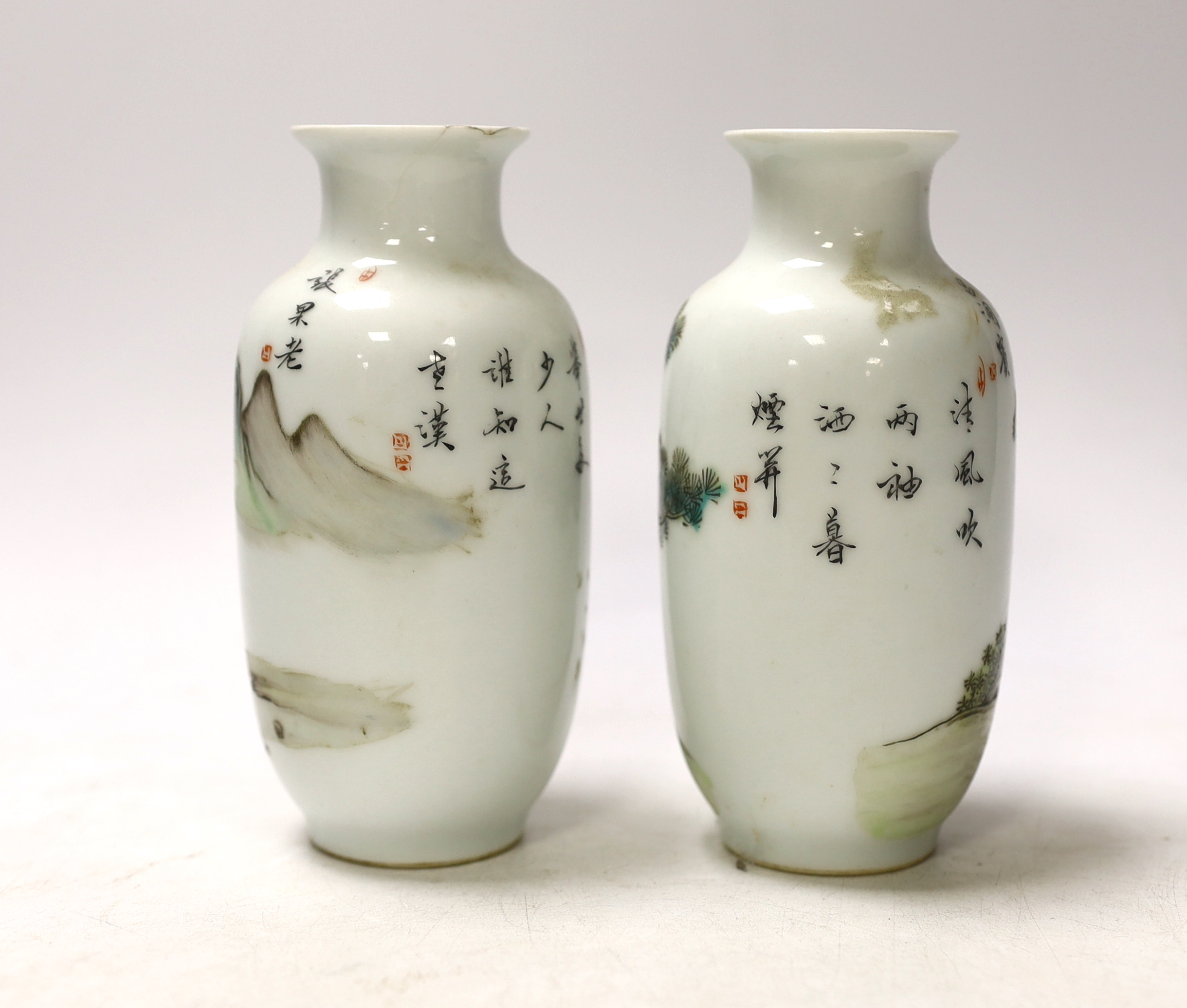 A pair of small Chinese famille verte vases, Qianlong marks but Republic period, depicting Lu - Bild 2 aus 4