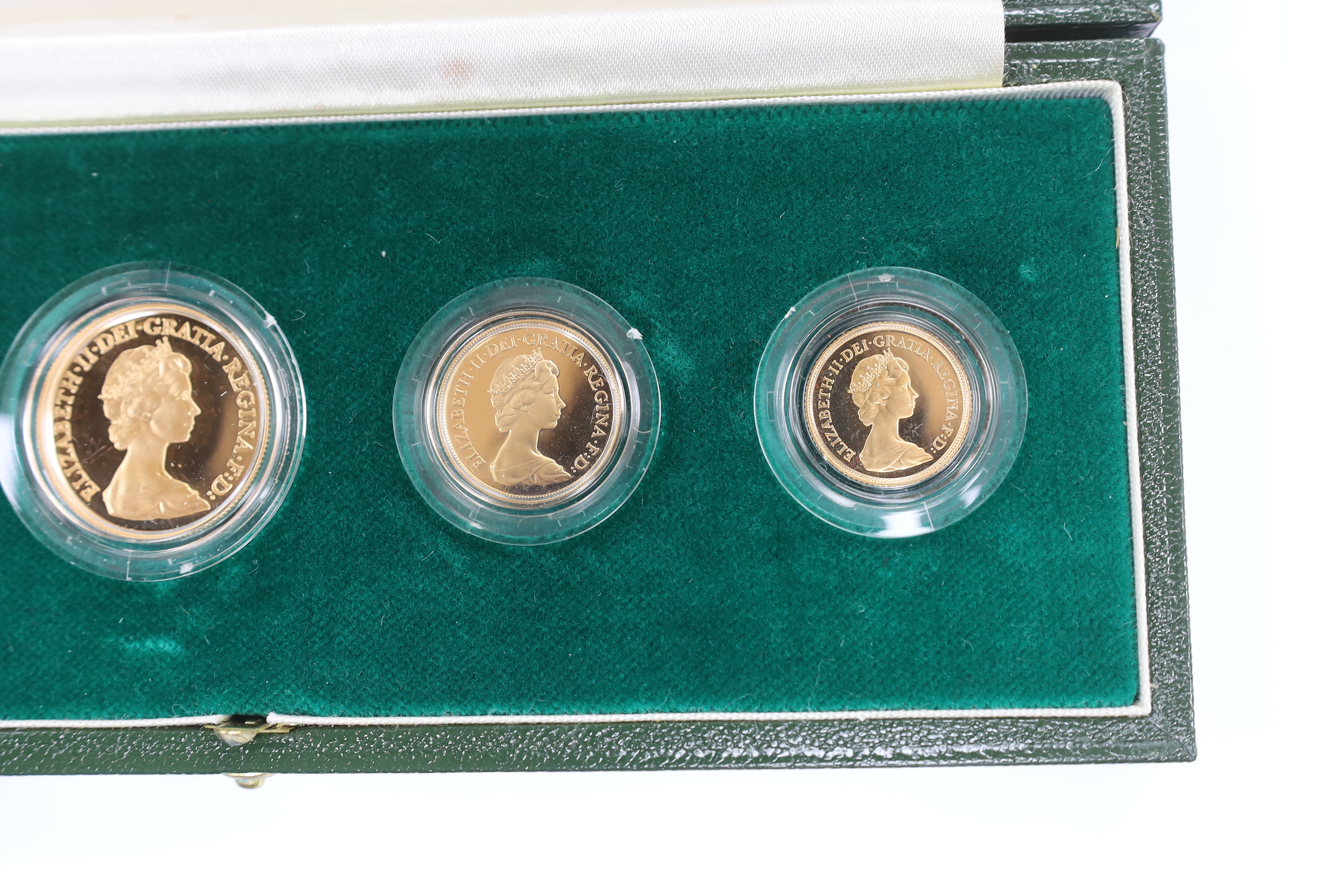 British gold coins - A Royal Mint UK QEII Gold Proof Set, 1980, comprising £5, £2, sovereign and - Image 3 of 3