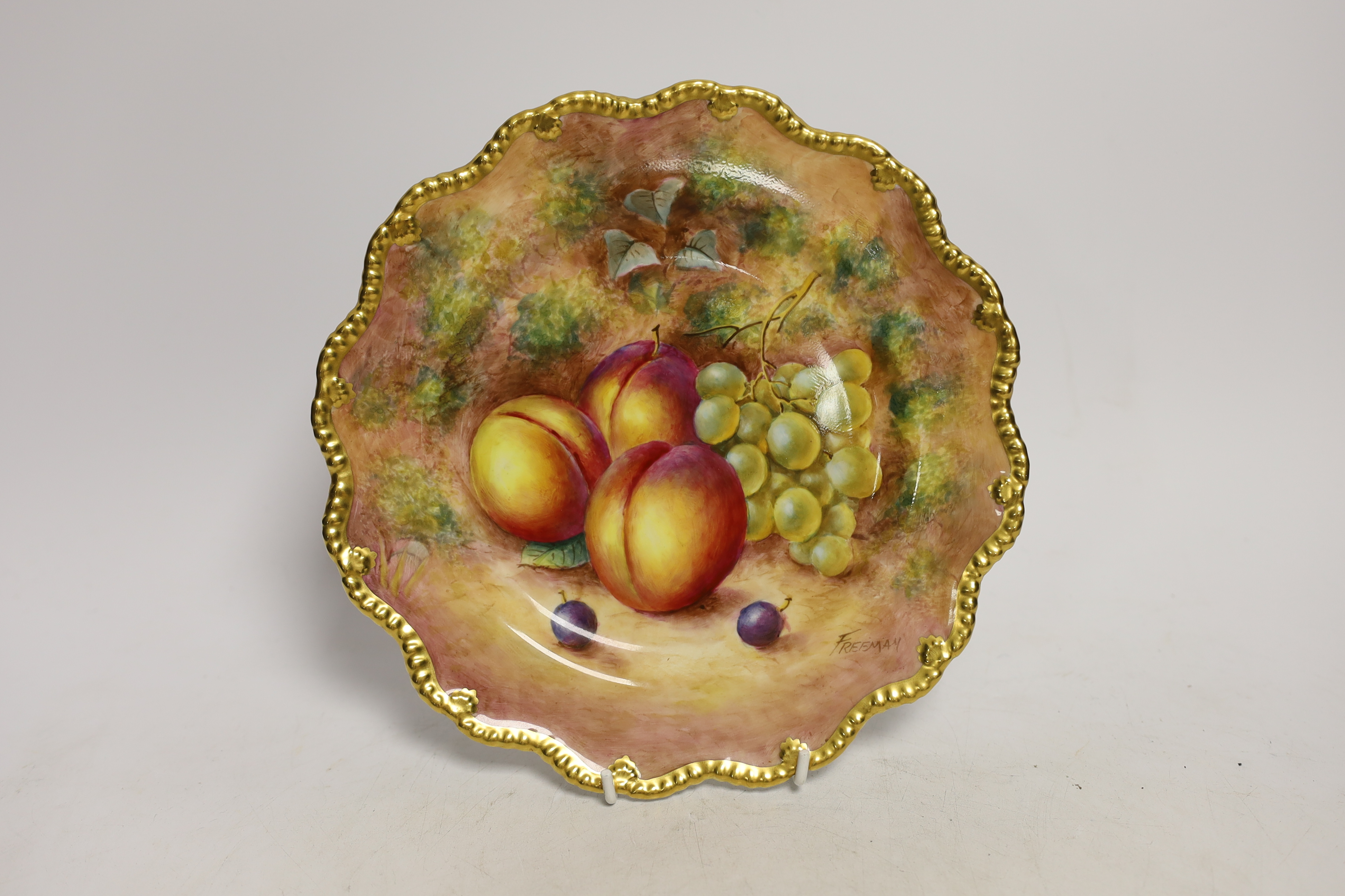 A pair of Royal Worcester fruit painted plates, post war, signed Freeman, 22.5cm - Image 2 of 7