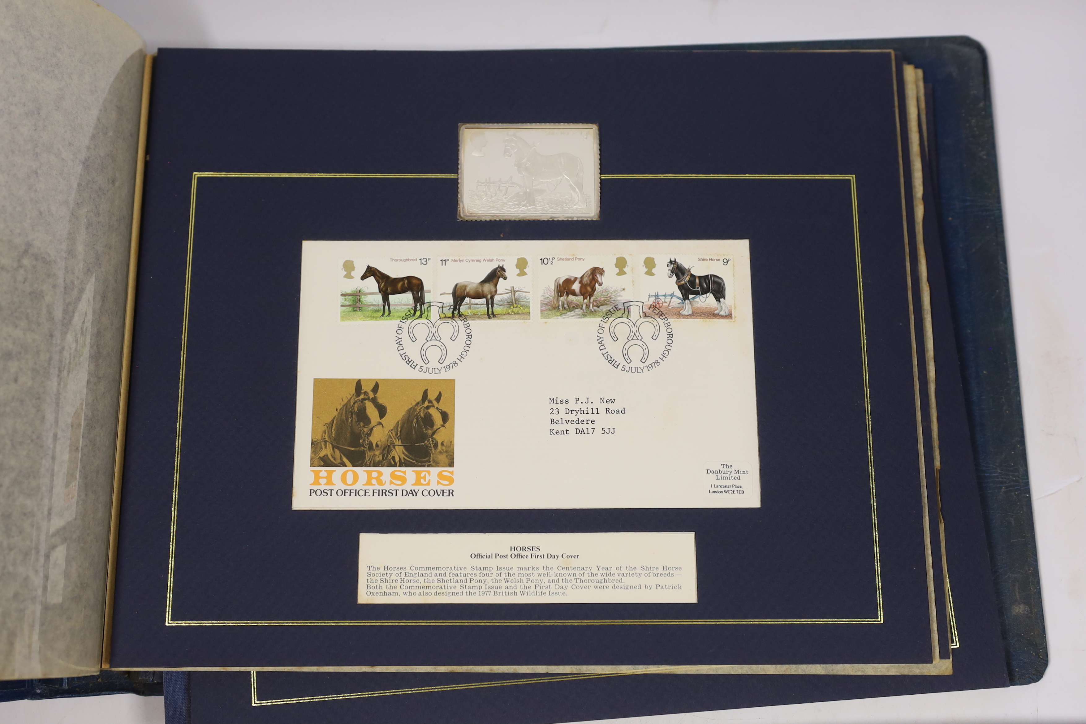 An album of commemorative stamp, First Day Covers including six sterling silver stamp replicas - Bild 4 aus 4