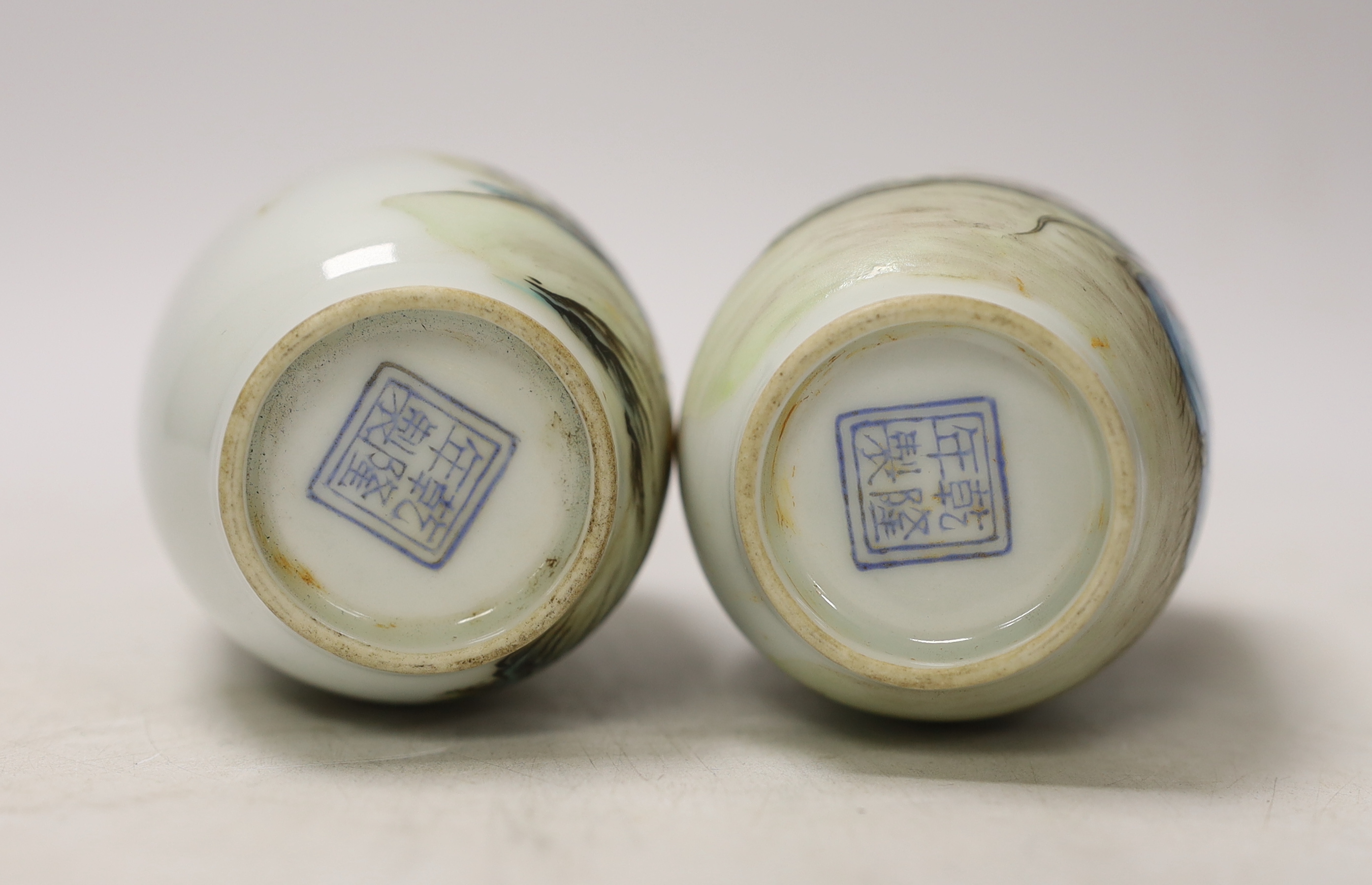 A pair of small Chinese famille verte vases, Qianlong marks but Republic period, depicting Lu - Bild 4 aus 4