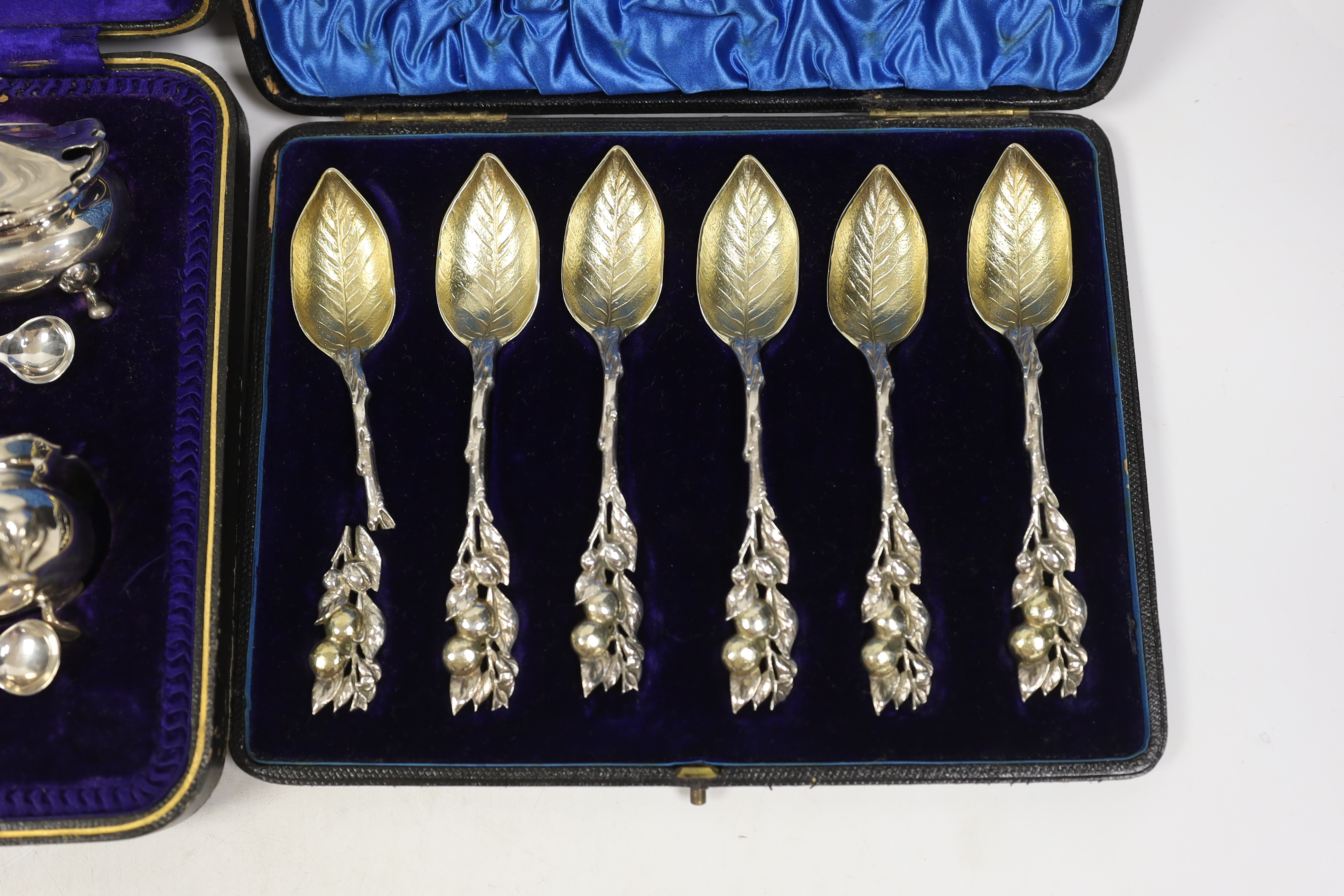 An Edwardian cased silver seven piece condiment set with four matching spoons, Hukin & Heath, - Image 4 of 4