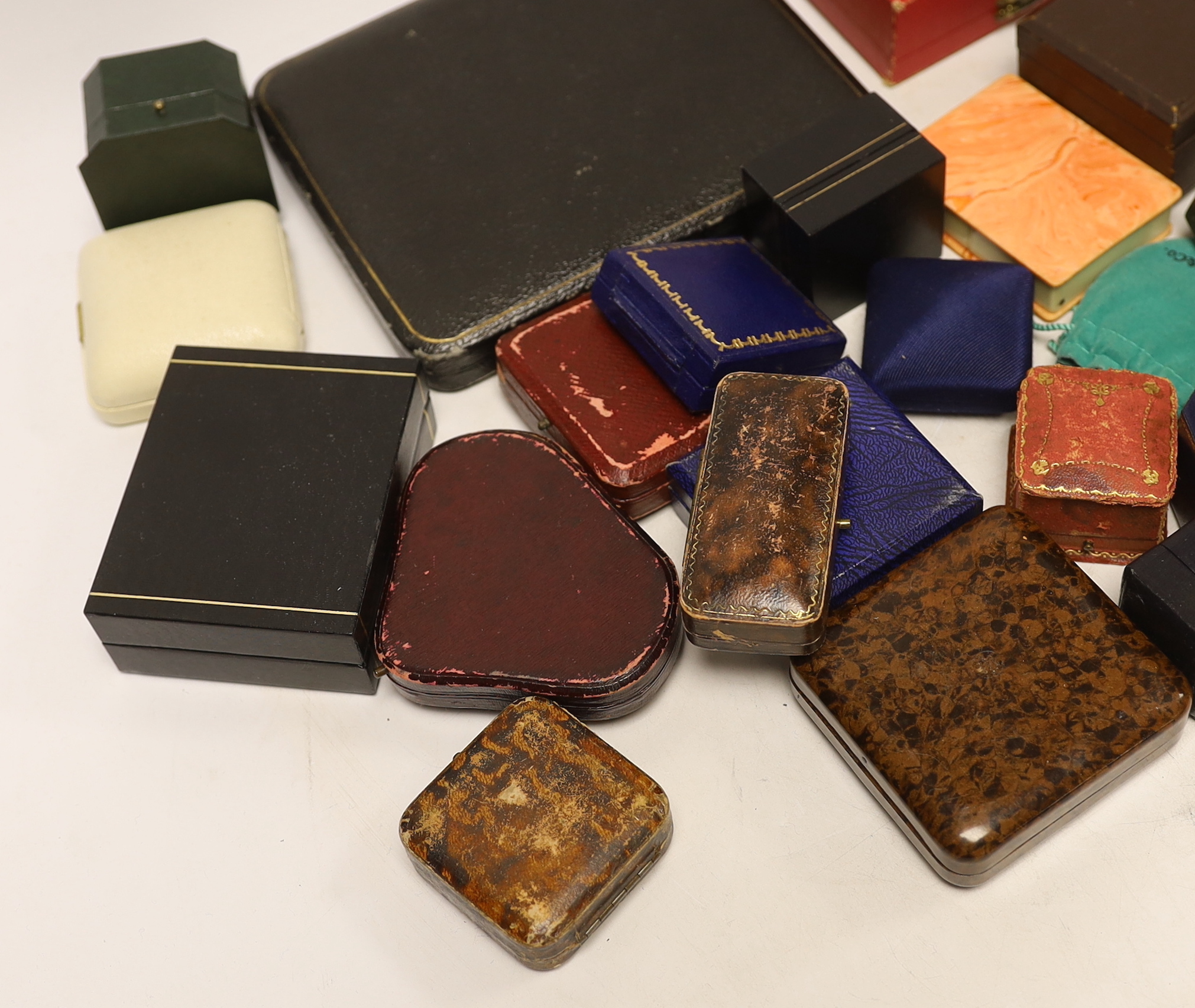 A quantity of assorted jewellery boxes, including Cartier and Richard Ogden double ring box. - Image 2 of 3
