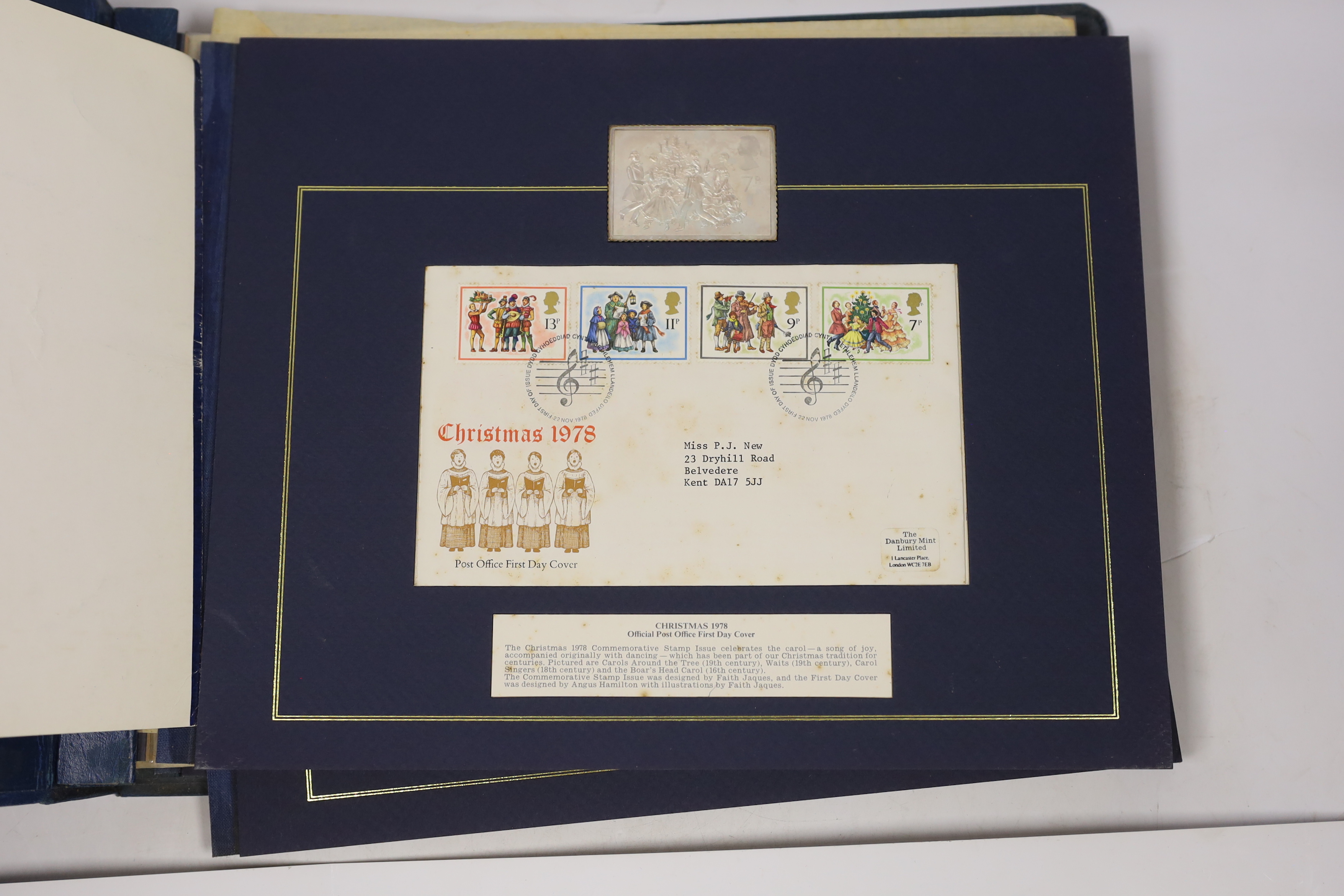 An album of commemorative stamp, First Day Covers including six sterling silver stamp replicas - Bild 2 aus 4