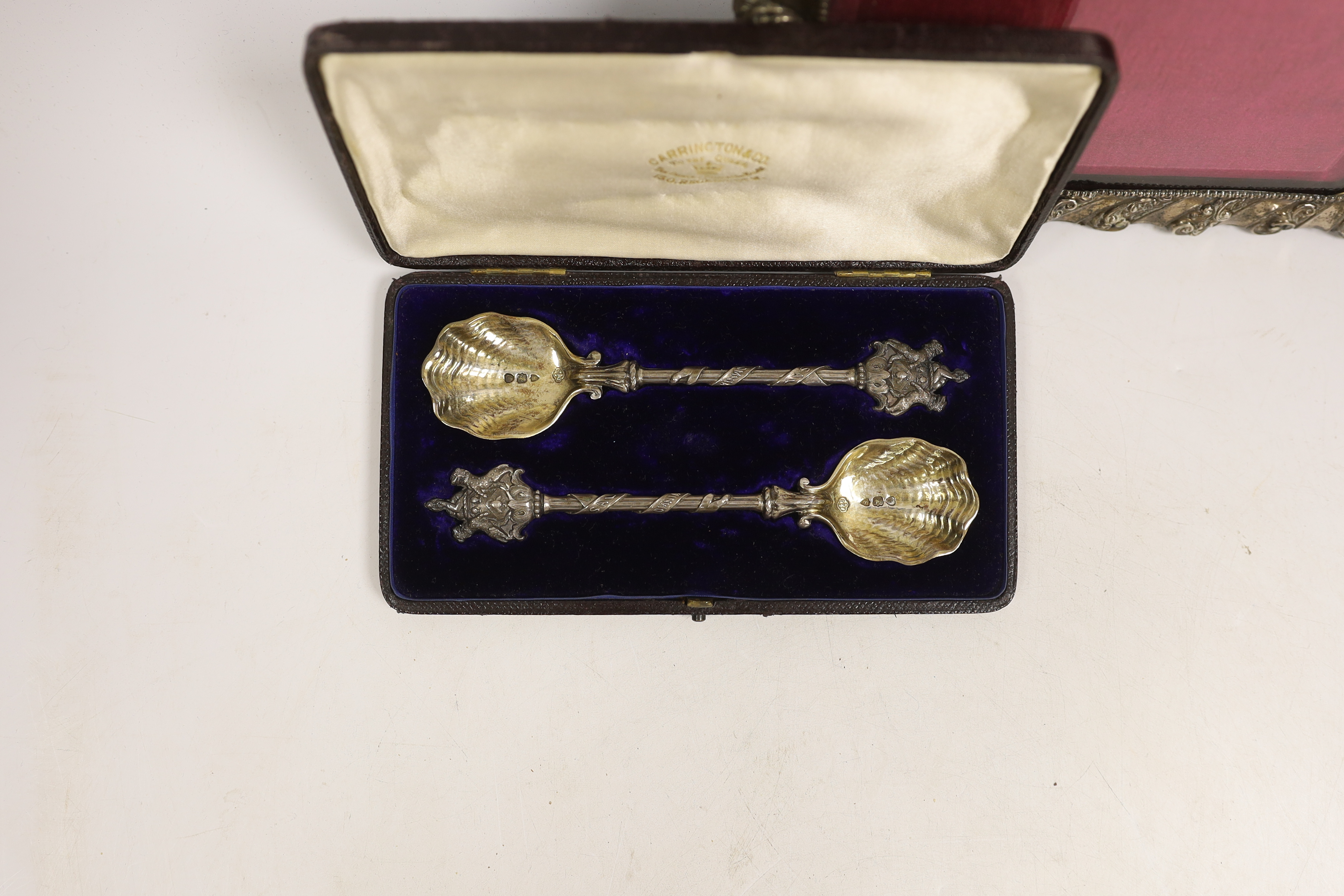 A Victorian cased pair of silver spoons with armorial terminals, Carrington & Co, London, 1903, 18. - Image 2 of 3